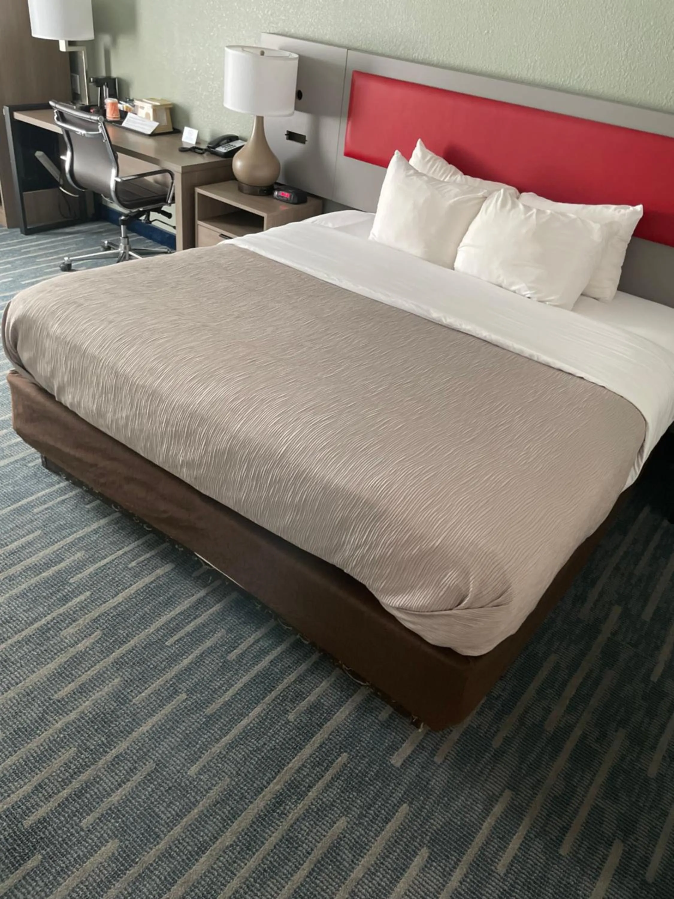 Bed in Quality Inn Lebanon - Hanover