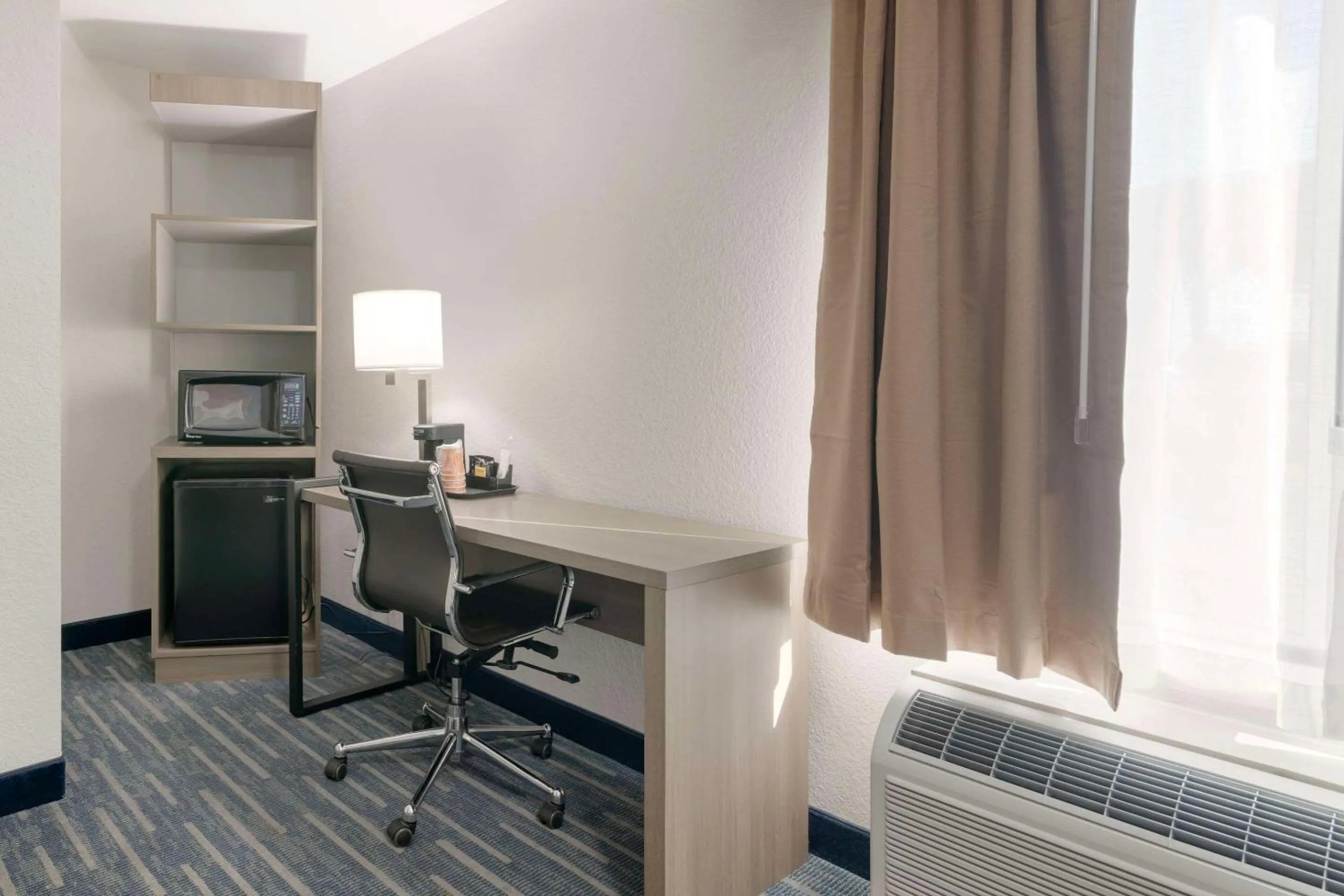 Bedroom in Quality Inn Lebanon - Hanover