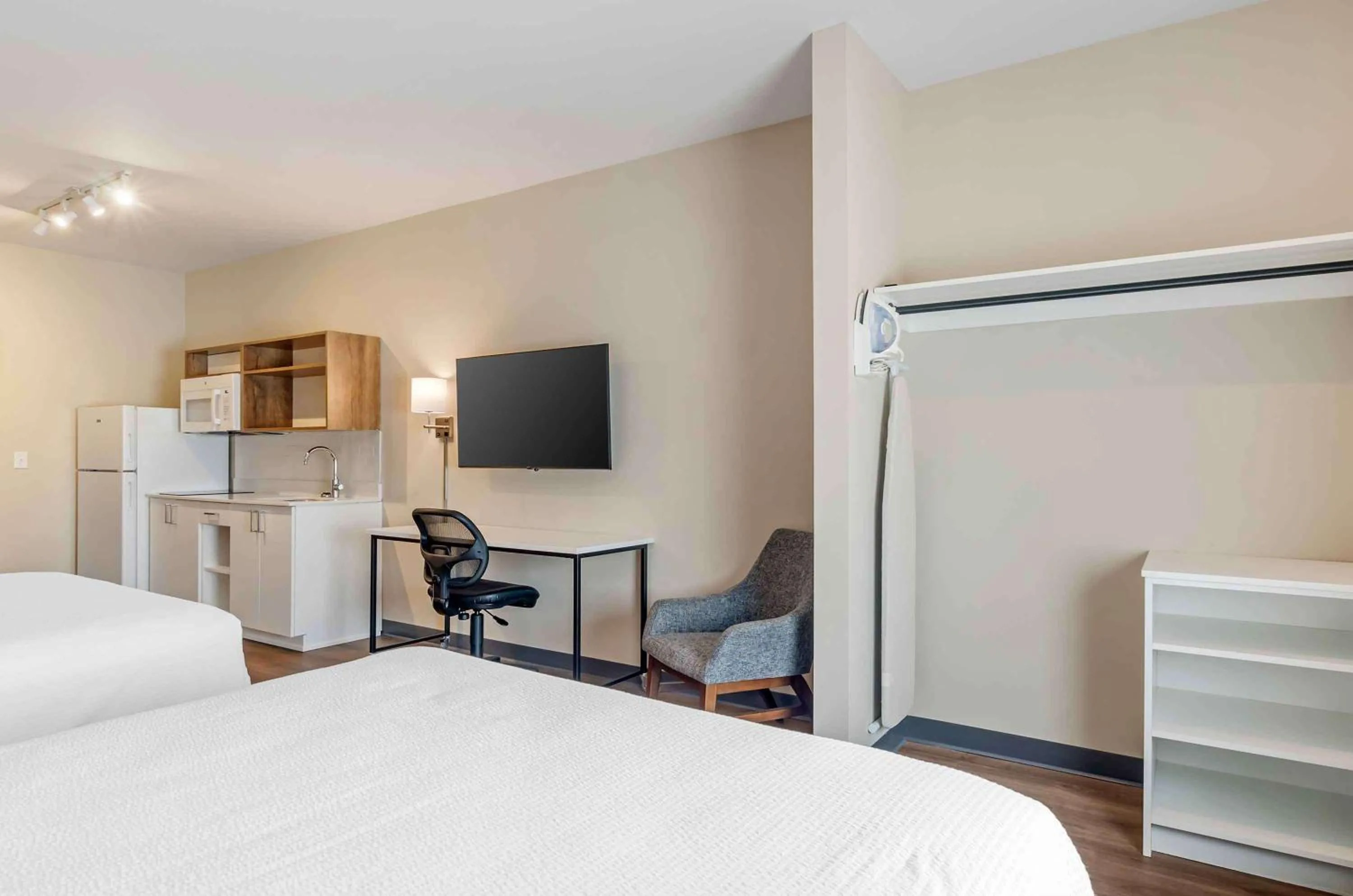 Bedroom, Bed in Extended Stay America Premier Suites - Harrisonburg