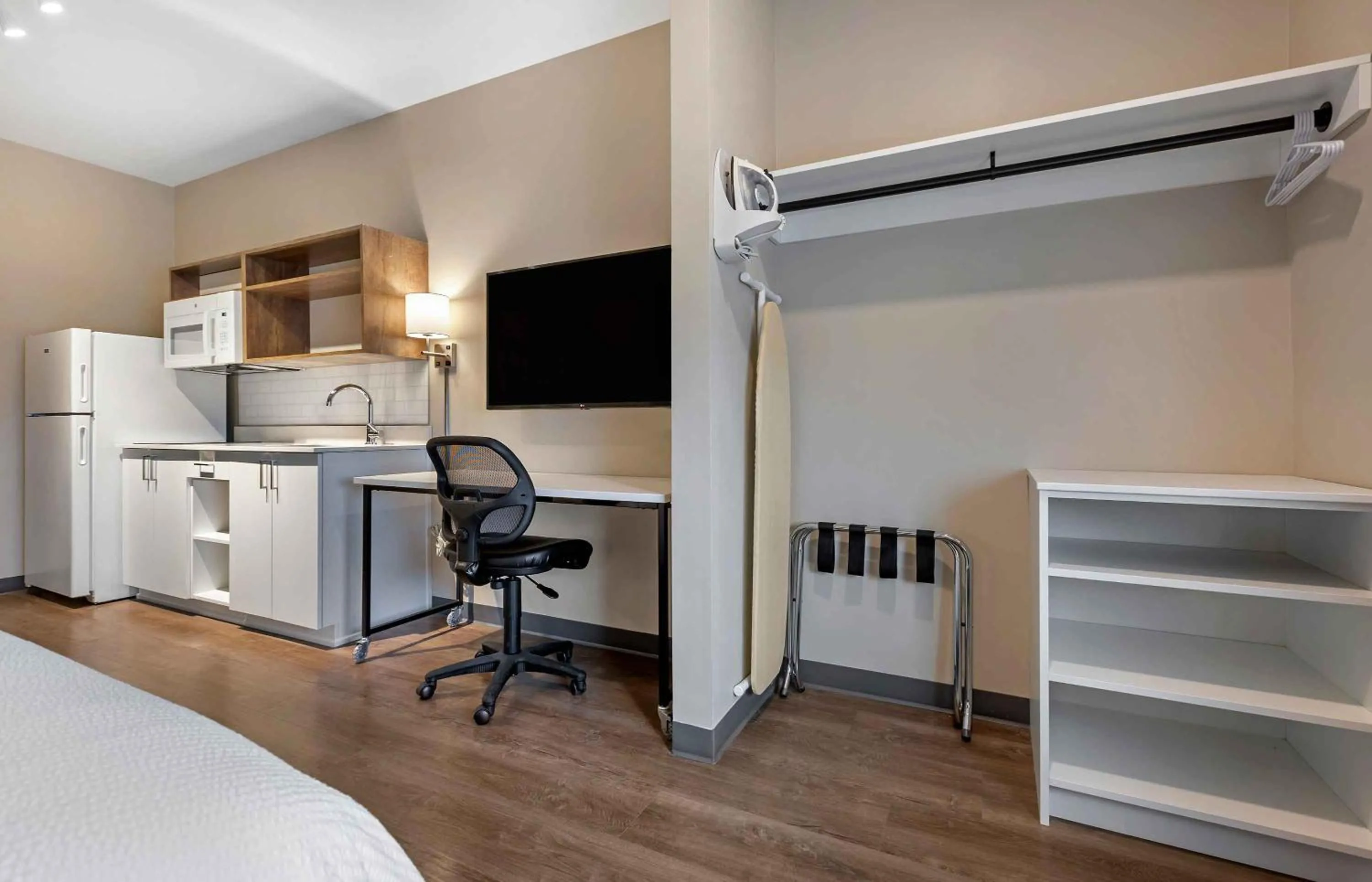 Kitchen or kitchenette, Bed in Extended Stay America Premier Suites - Harrisonburg