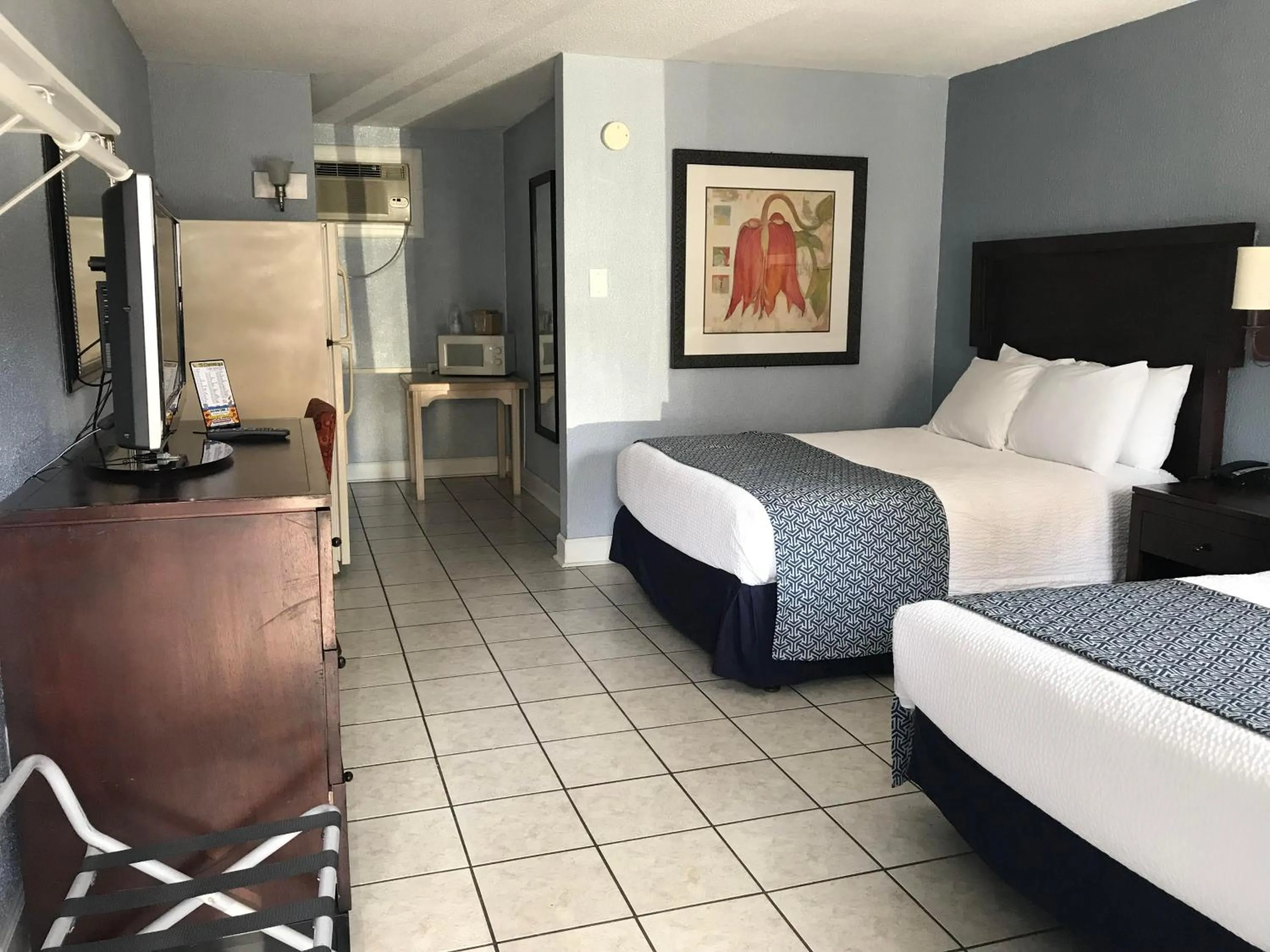 Bed in Edgewater Inn