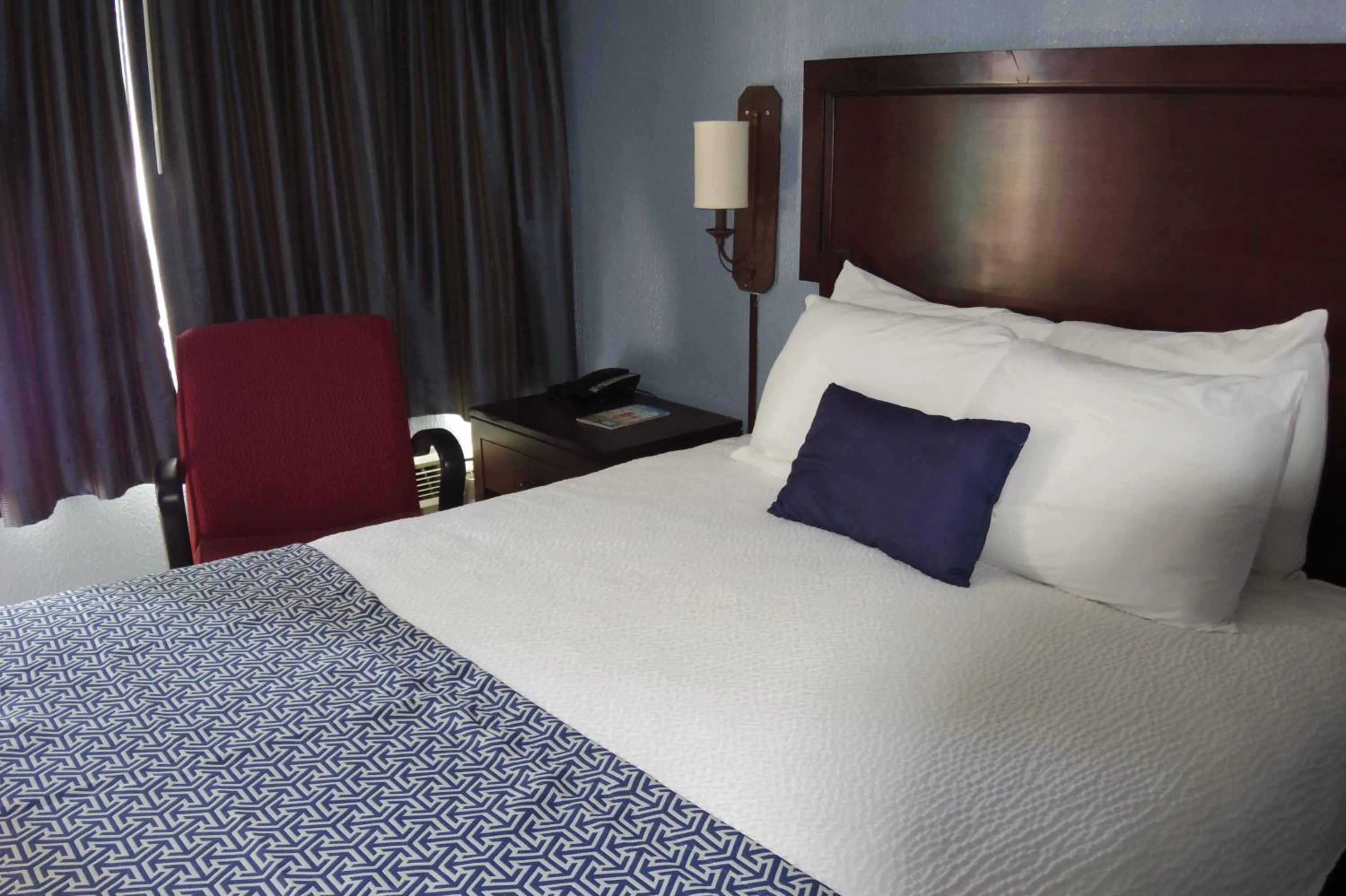 Bed in Edgewater Inn