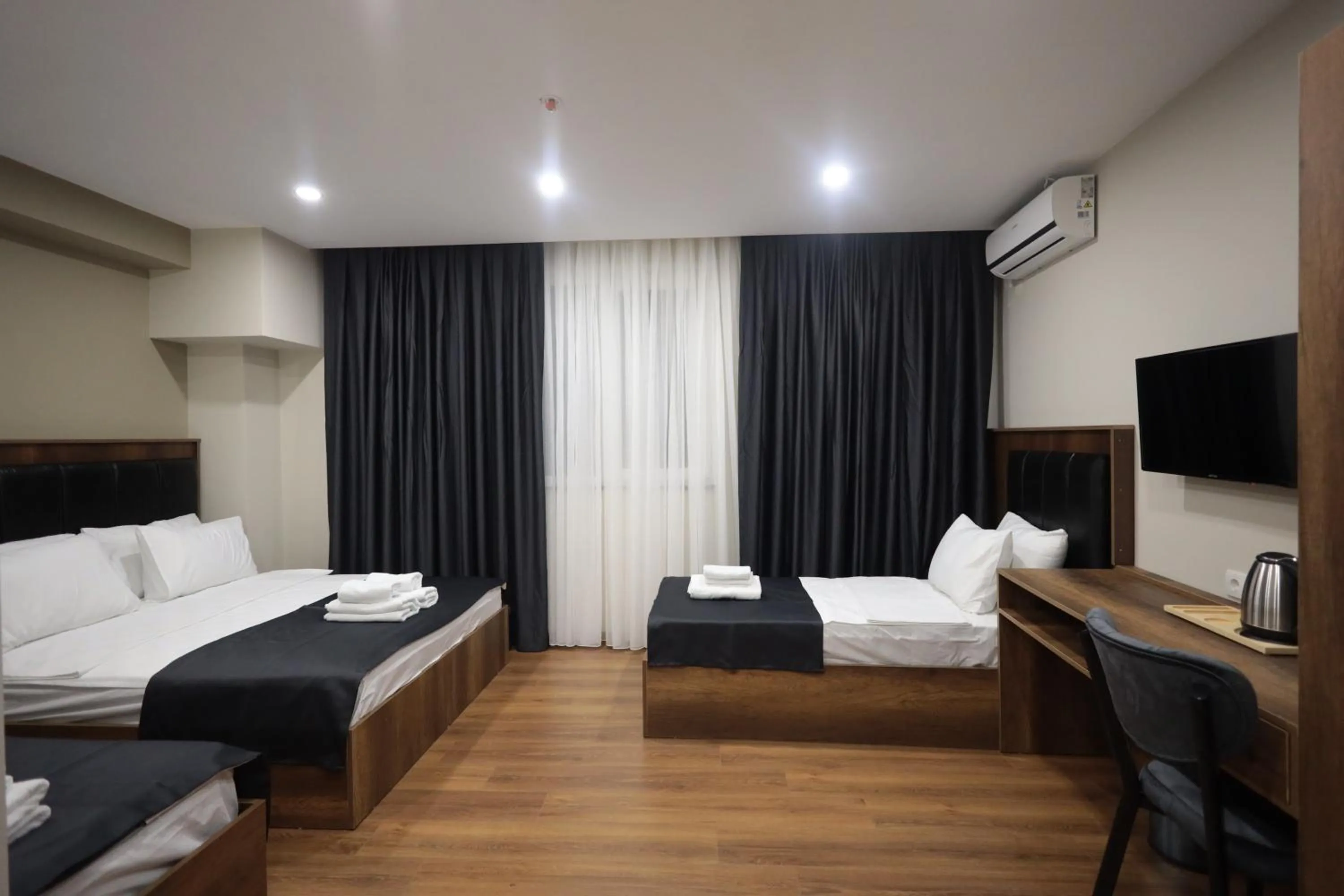 Bedroom, Bed in BZN Airport Hotel