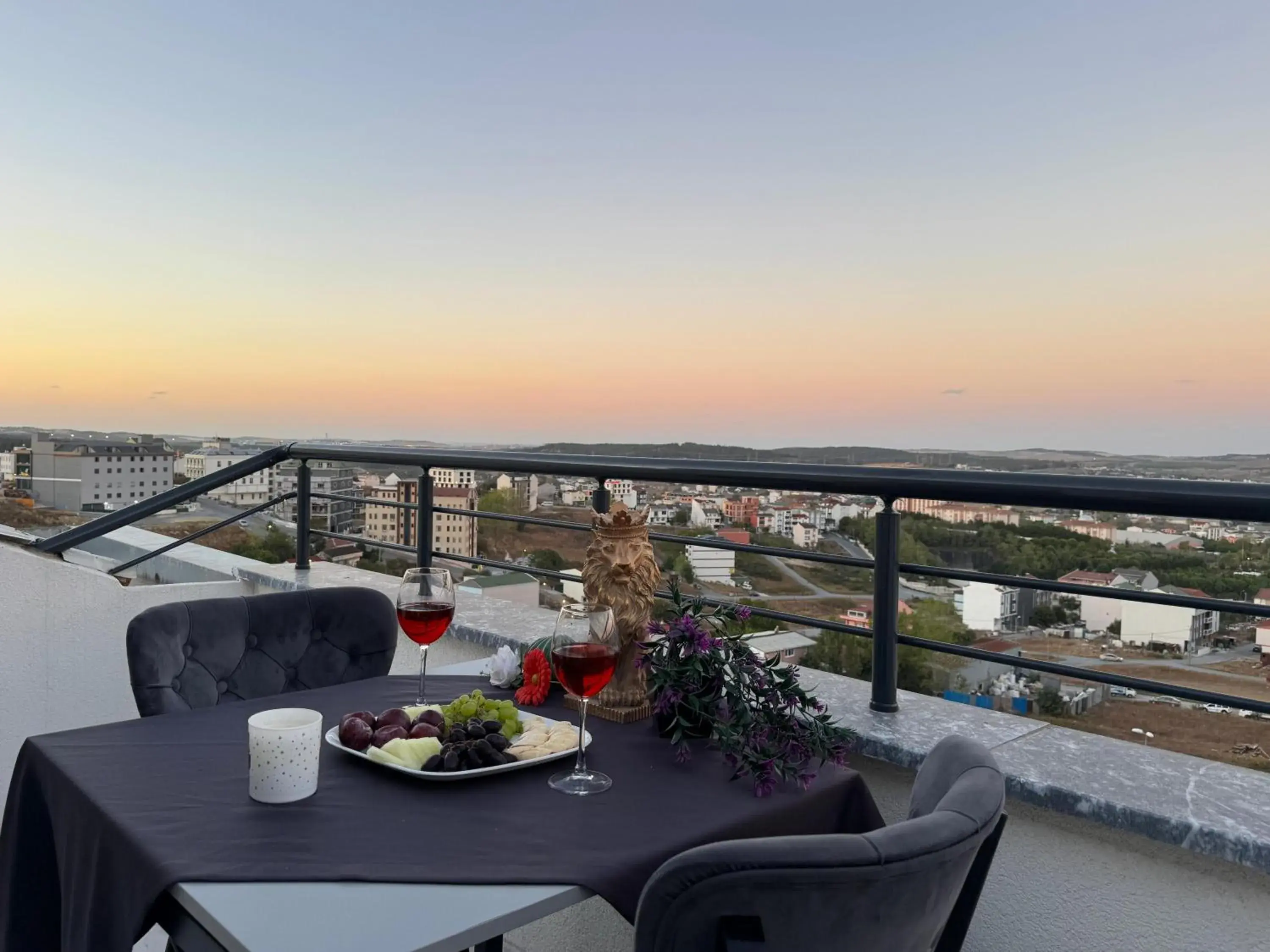 Triple Room with Balcony in BZN Airport Hotel Triple Room with Balcony in BZN Airport Hotel