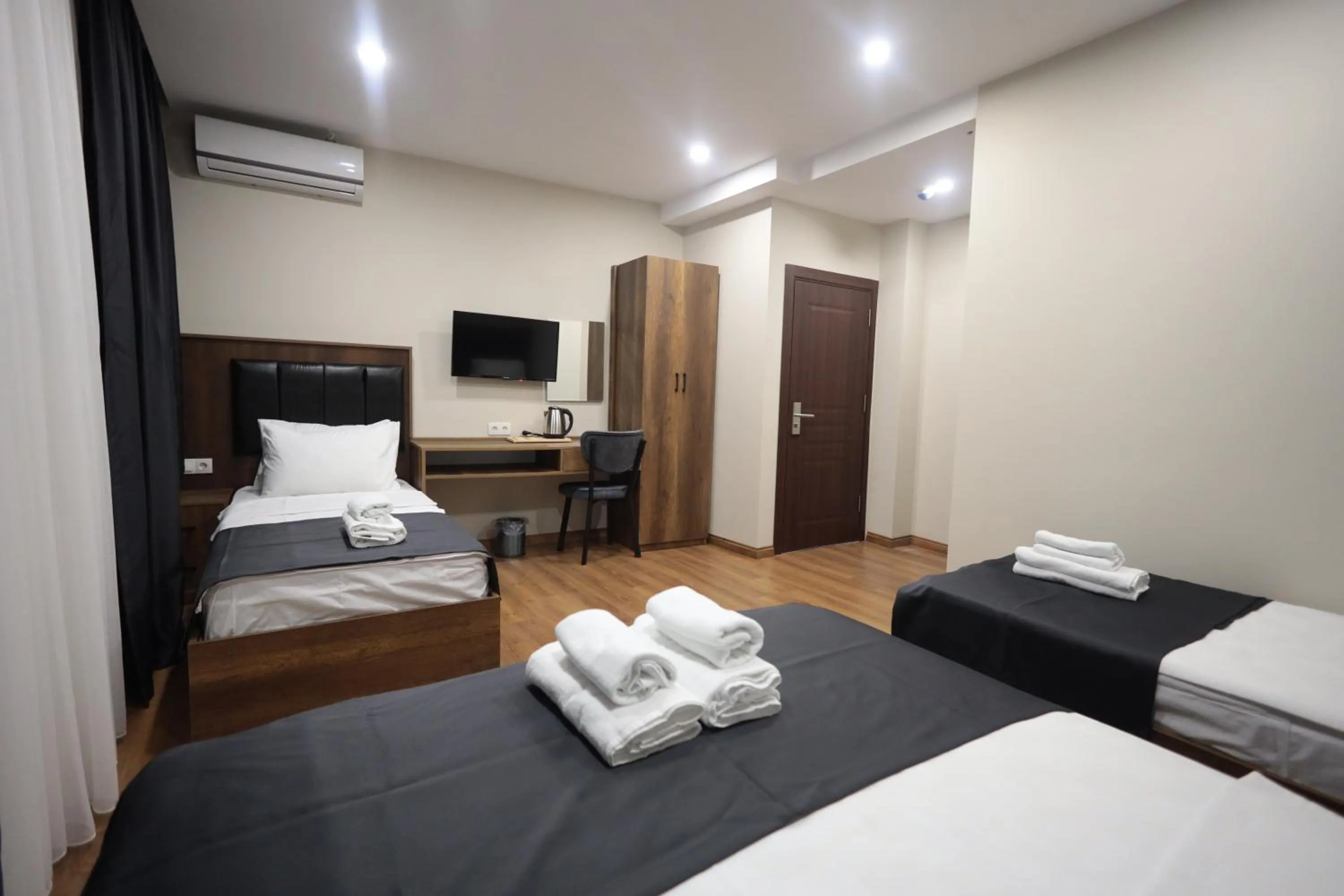 Bedroom, Bed in BZN Airport Hotel