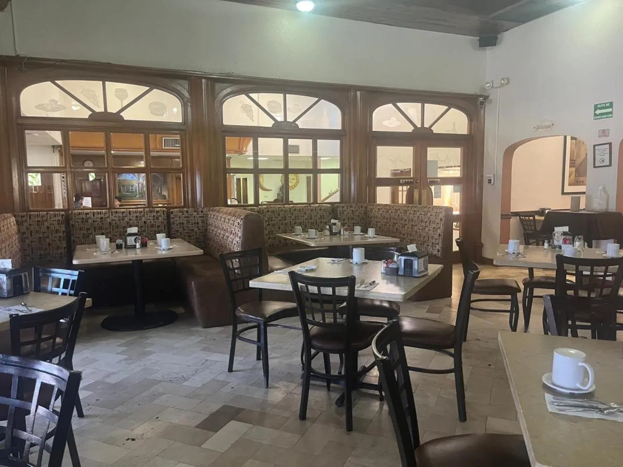 Restaurant/places to eat in Hotel Suites El Paseo