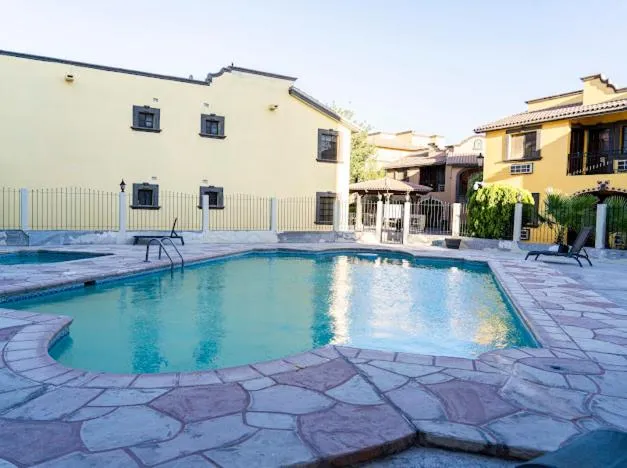 Swimming pool in Hotel Suites El Paseo