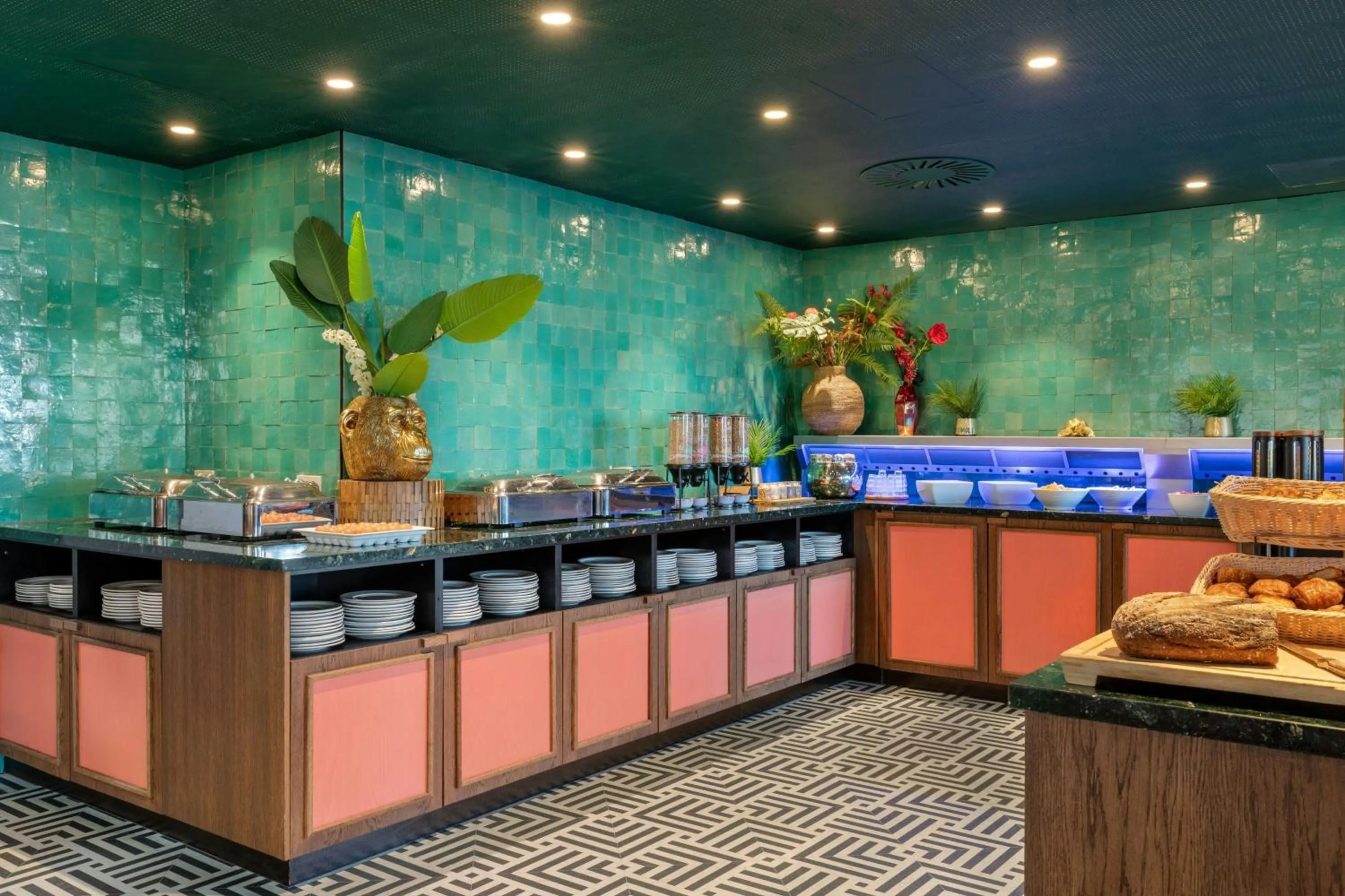 Breakfast in Corendon Amsterdam New-West, a Tribute Portfolio Hotel