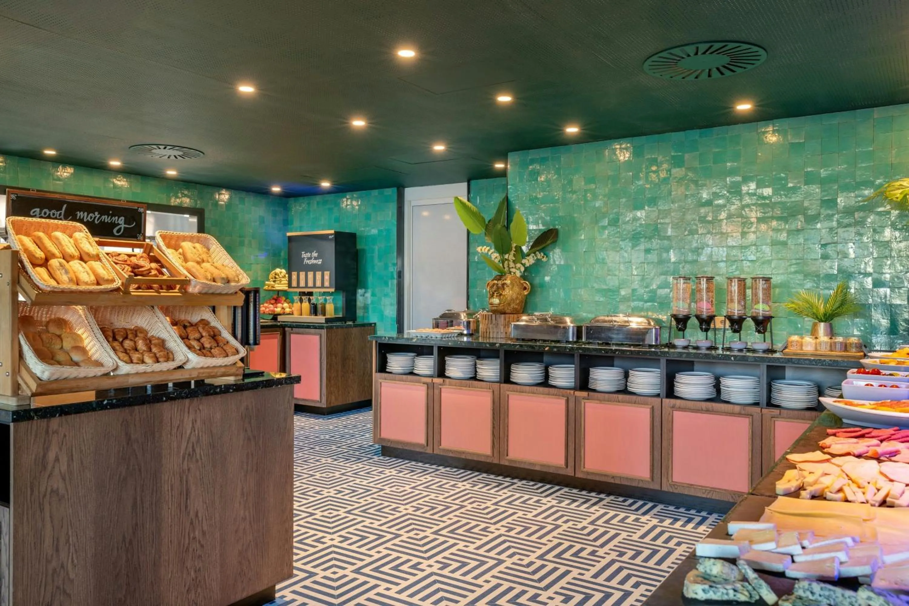 Breakfast in Corendon Amsterdam New-West, a Tribute Portfolio Hotel