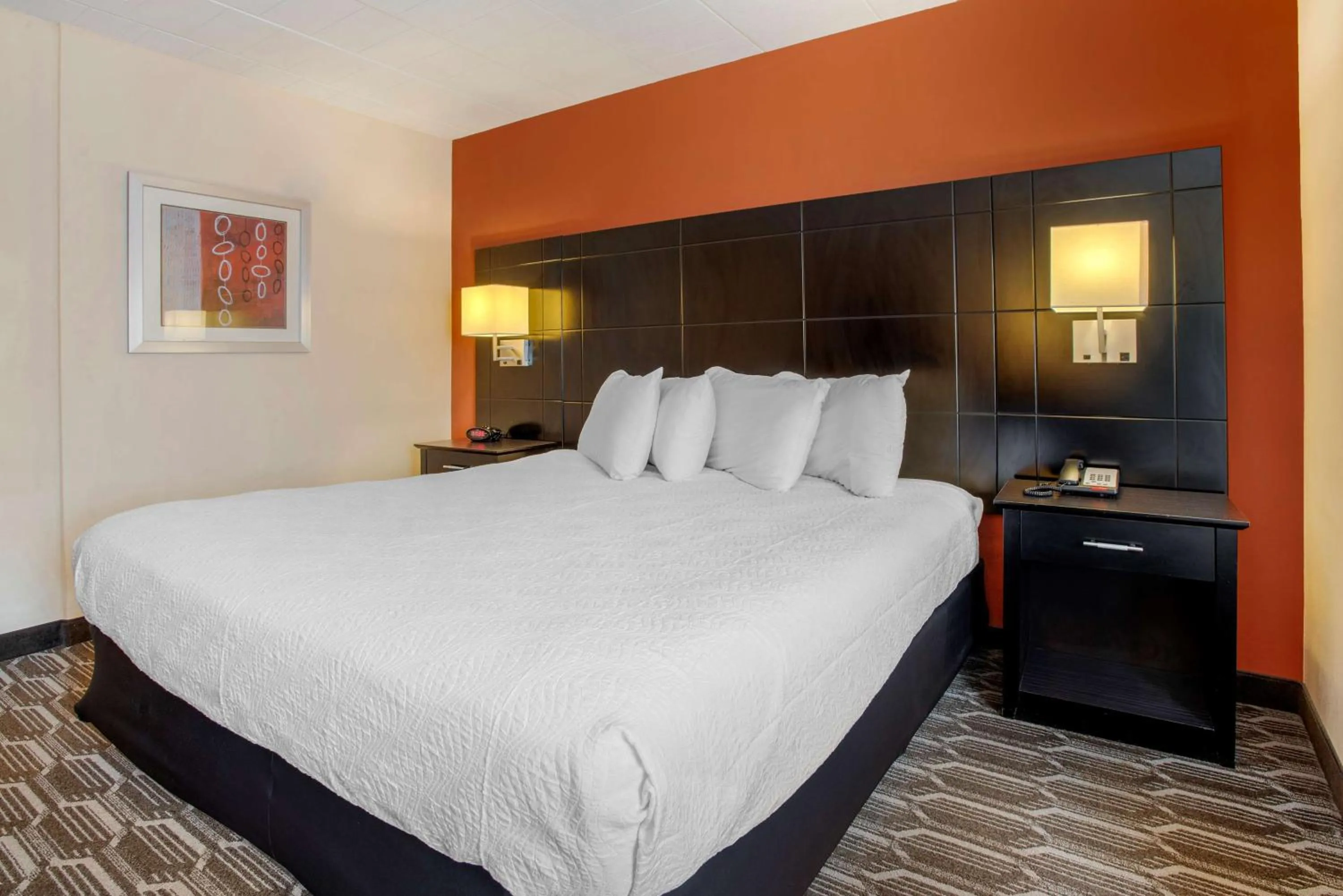 Bed in BEST WESTERN PLUS Poconos