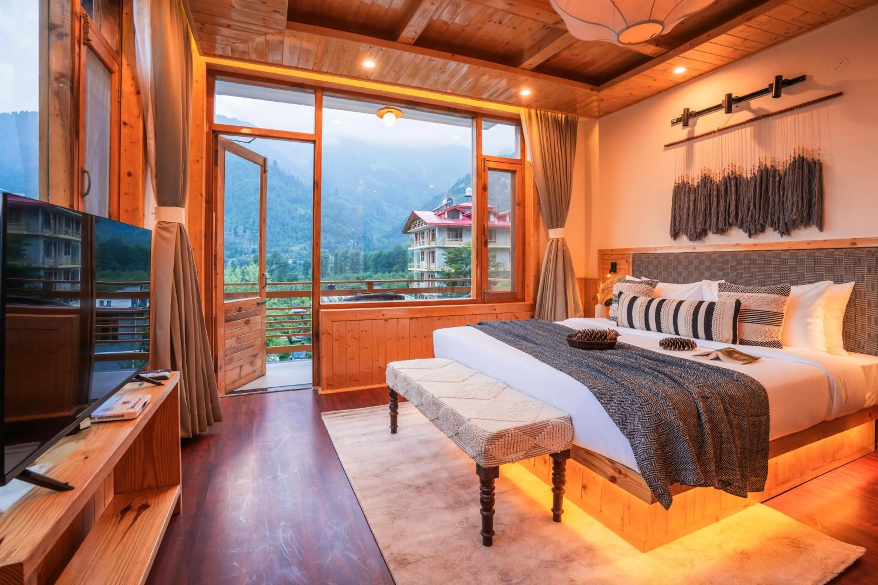 Photo of the whole room, Bed in Olgah Manali