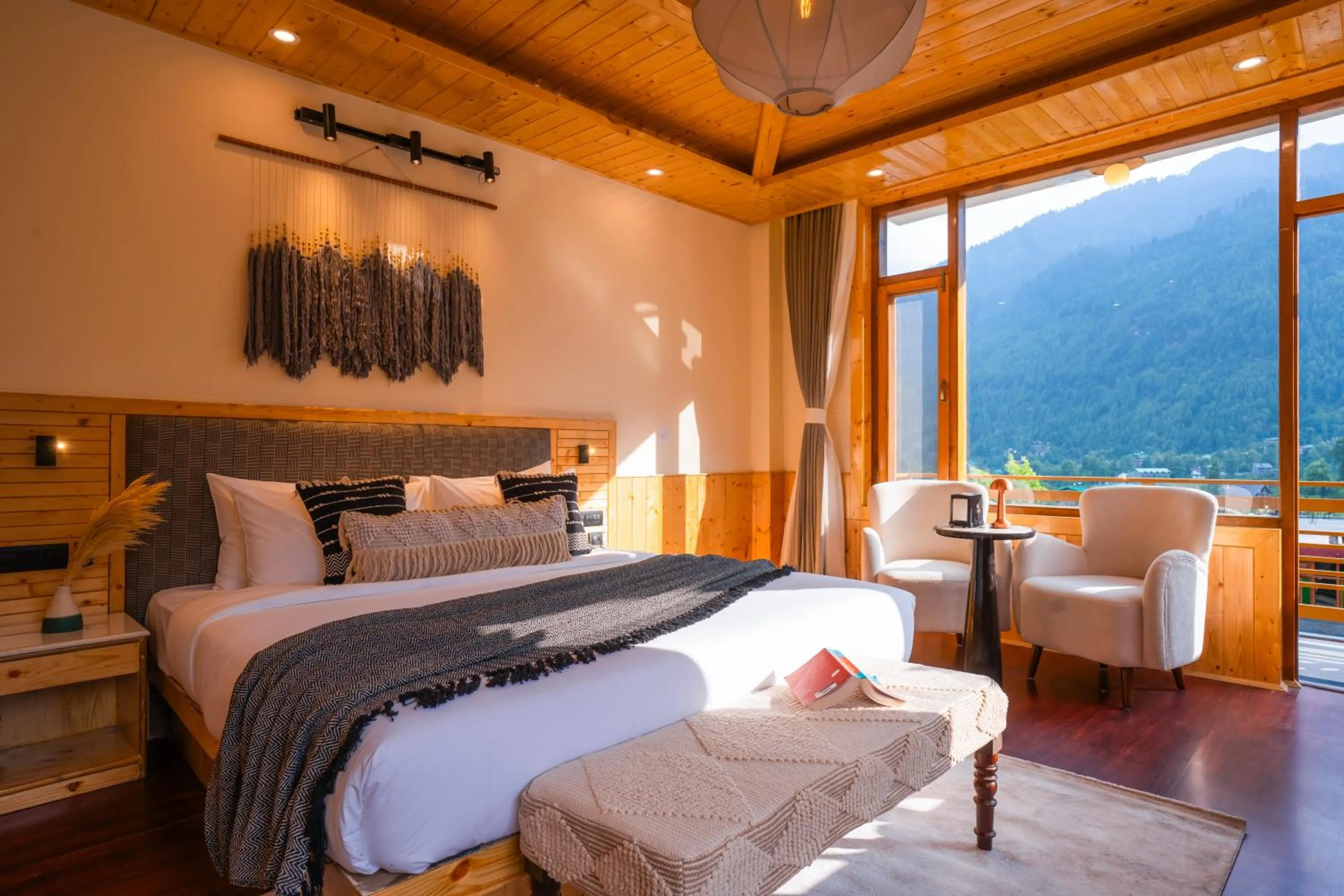 Mountain view, Bed in Olgah Manali