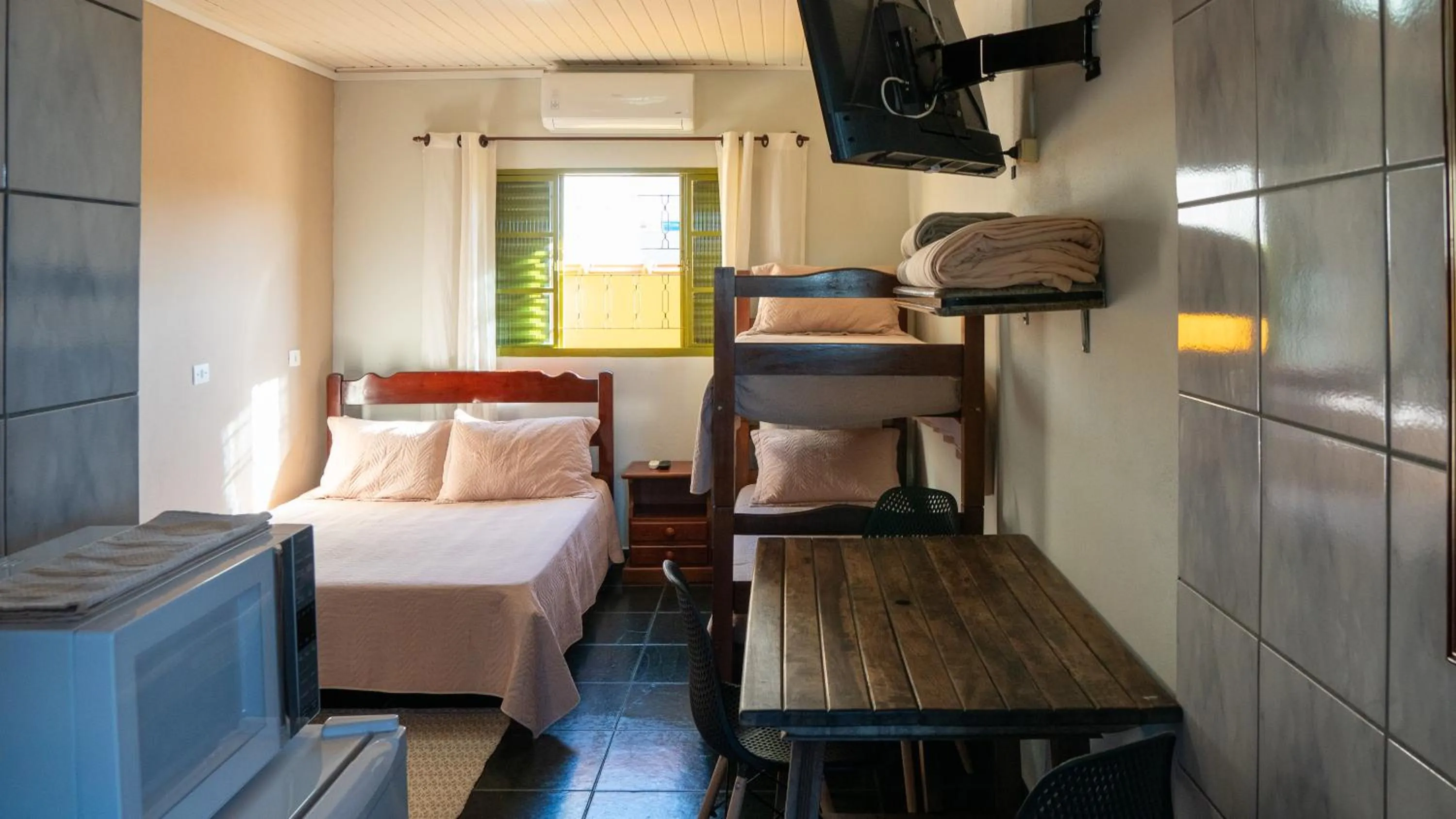 microwave in Pousada Amanhecer do Itaguá