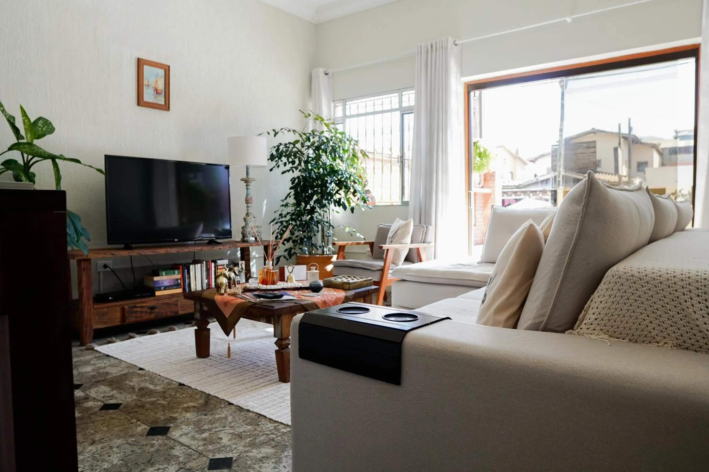 Communal lounge/ TV room in Pousada Amanhecer do Itaguá