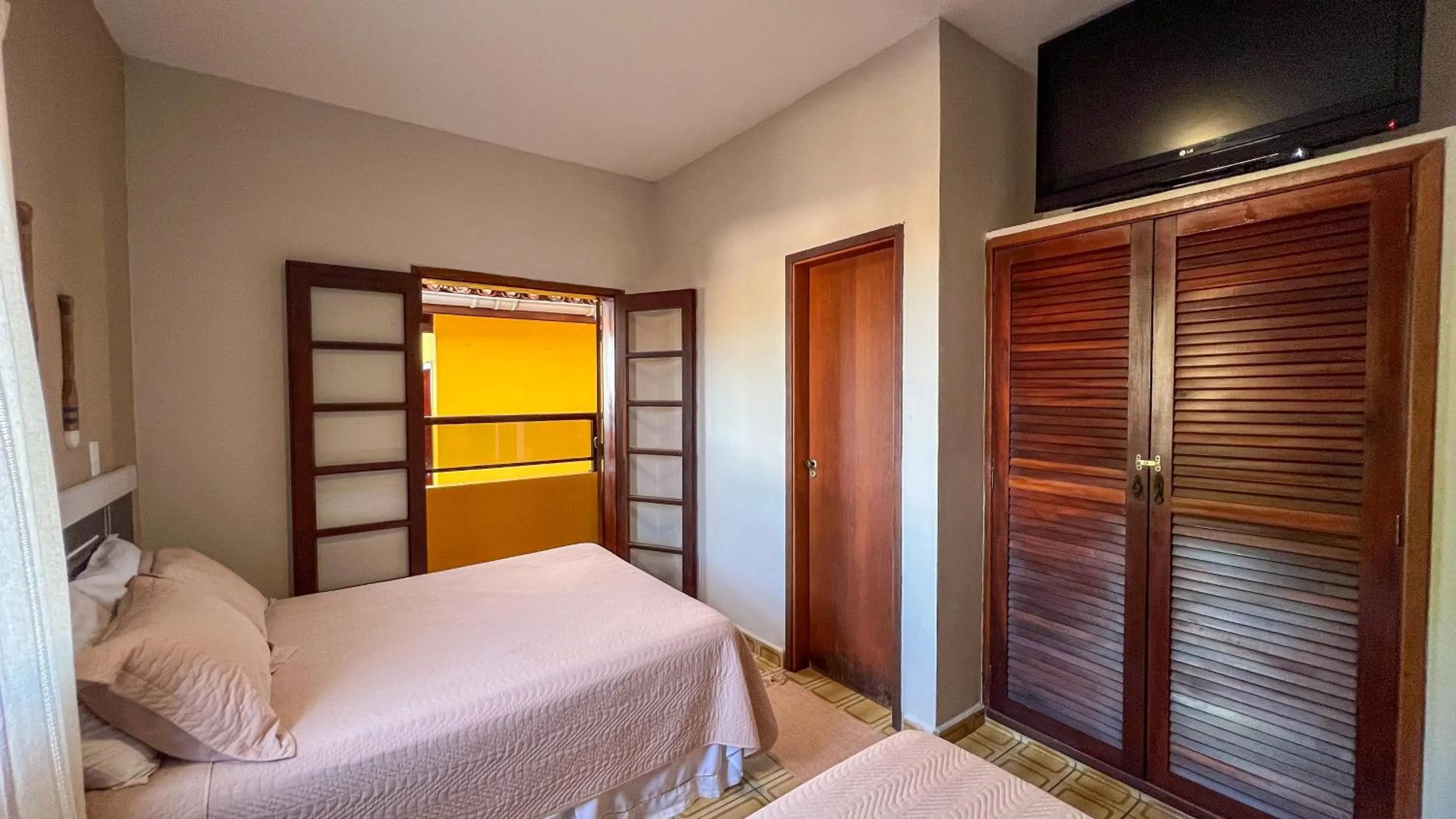 TV and multimedia in Pousada Amanhecer do Itaguá