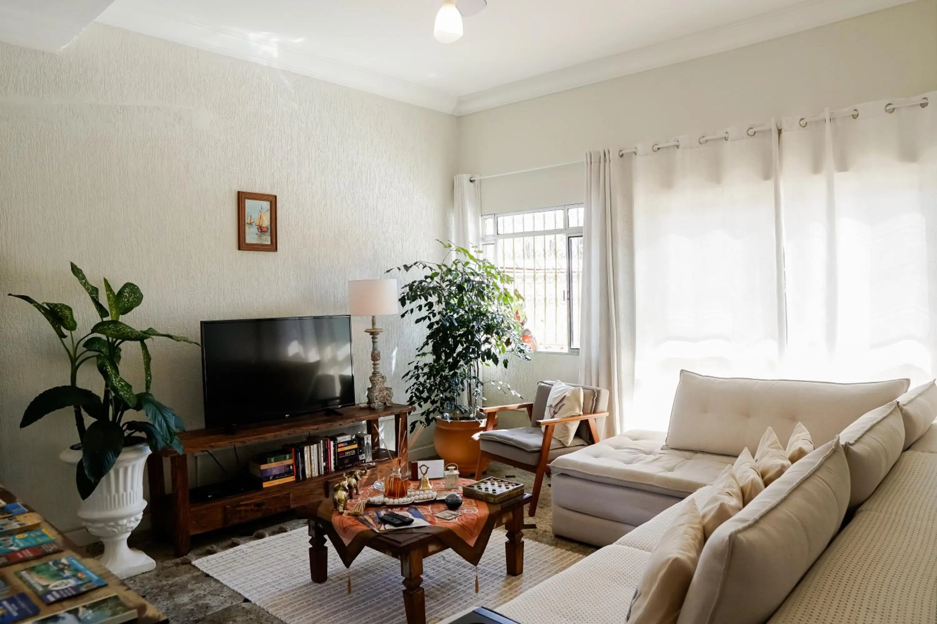 Communal lounge/ TV room in Pousada Amanhecer do Itaguá