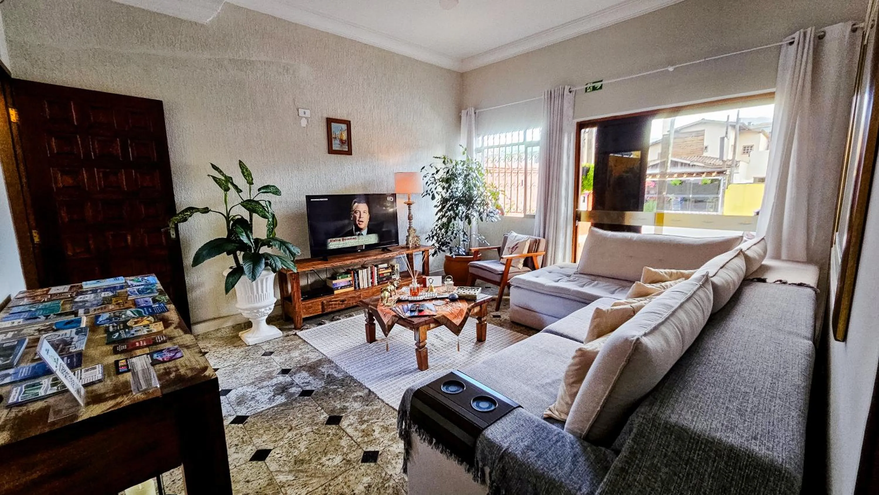 Communal lounge/ TV room in Pousada Amanhecer do Itaguá