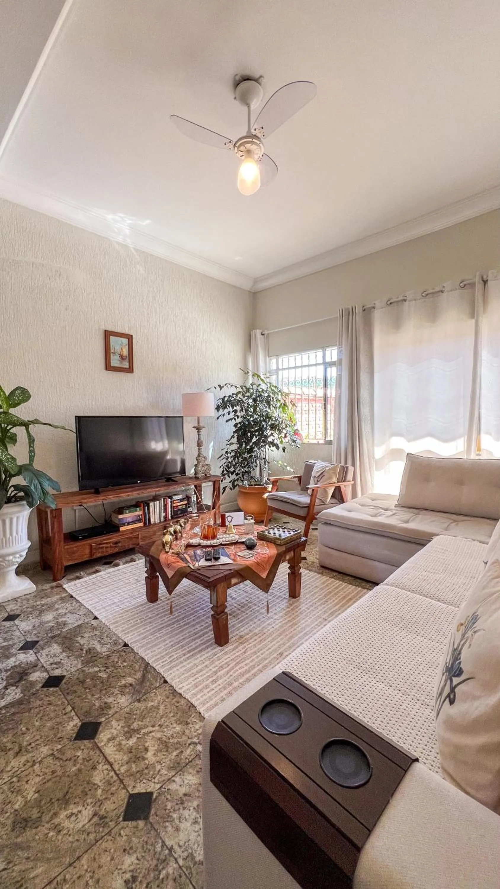 Communal lounge/ TV room in Pousada Amanhecer do Itaguá