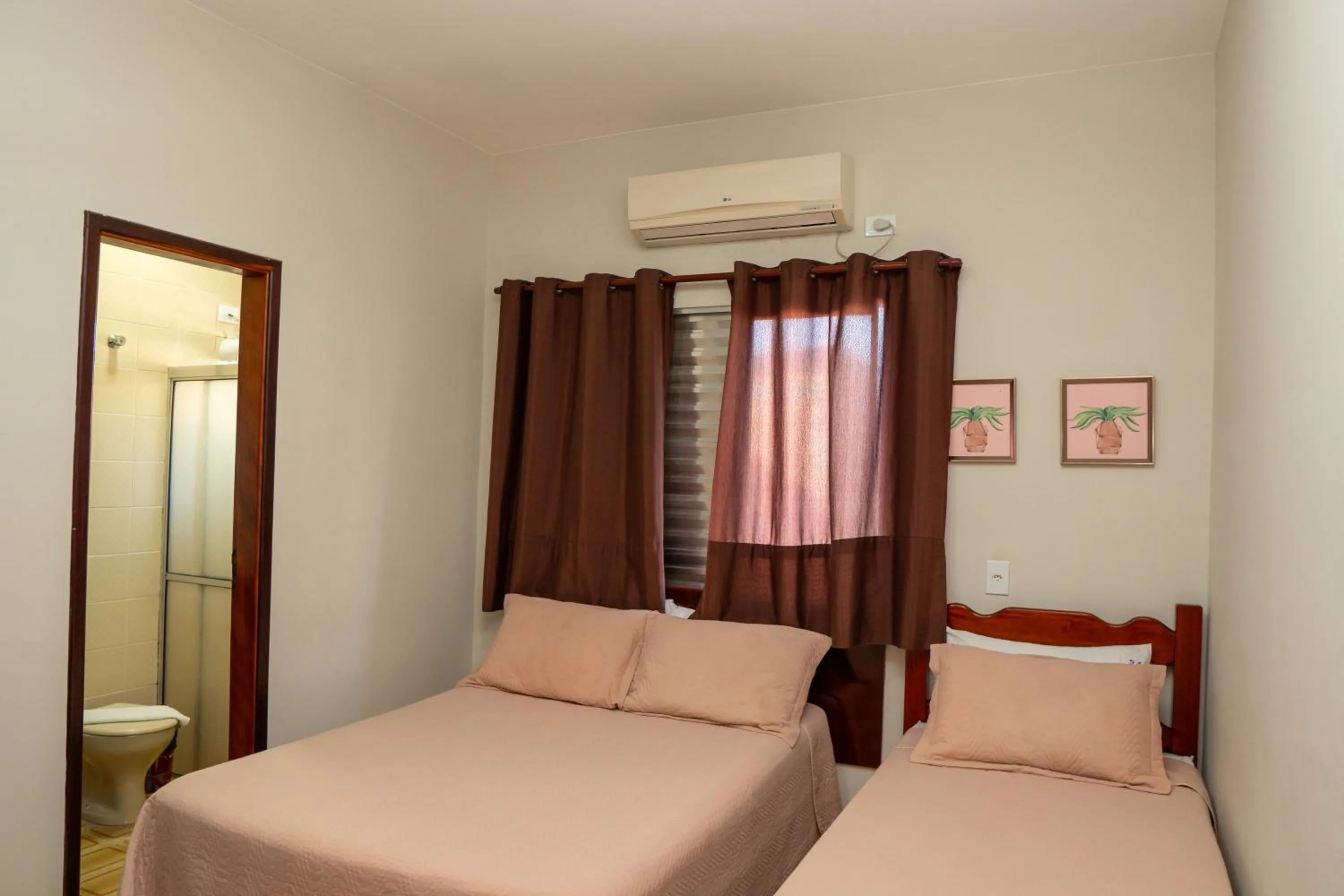 Photo of the whole room in Pousada Amanhecer do Itaguá