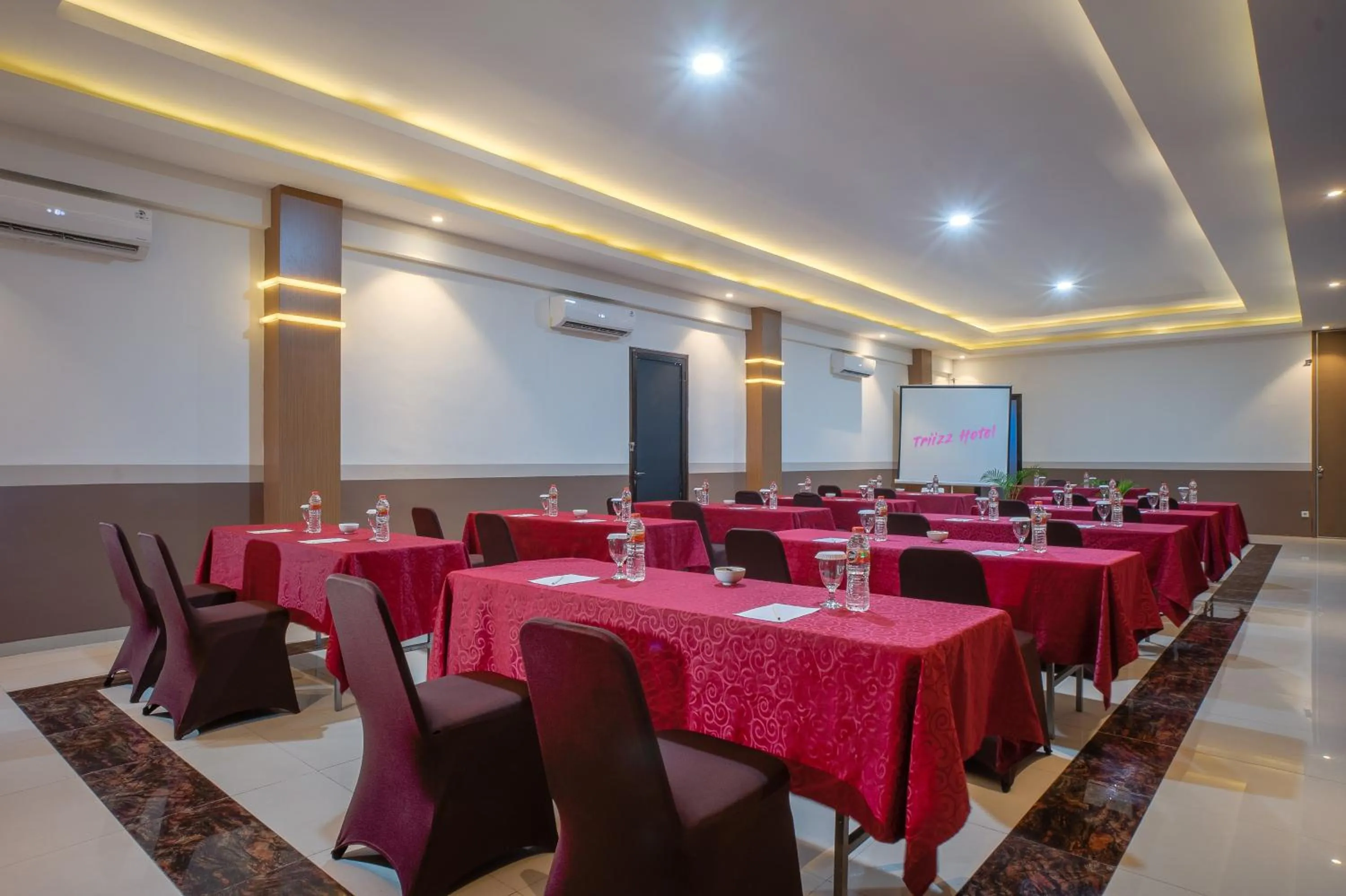 Restaurant/places to eat in Triizz Hotel Semarang