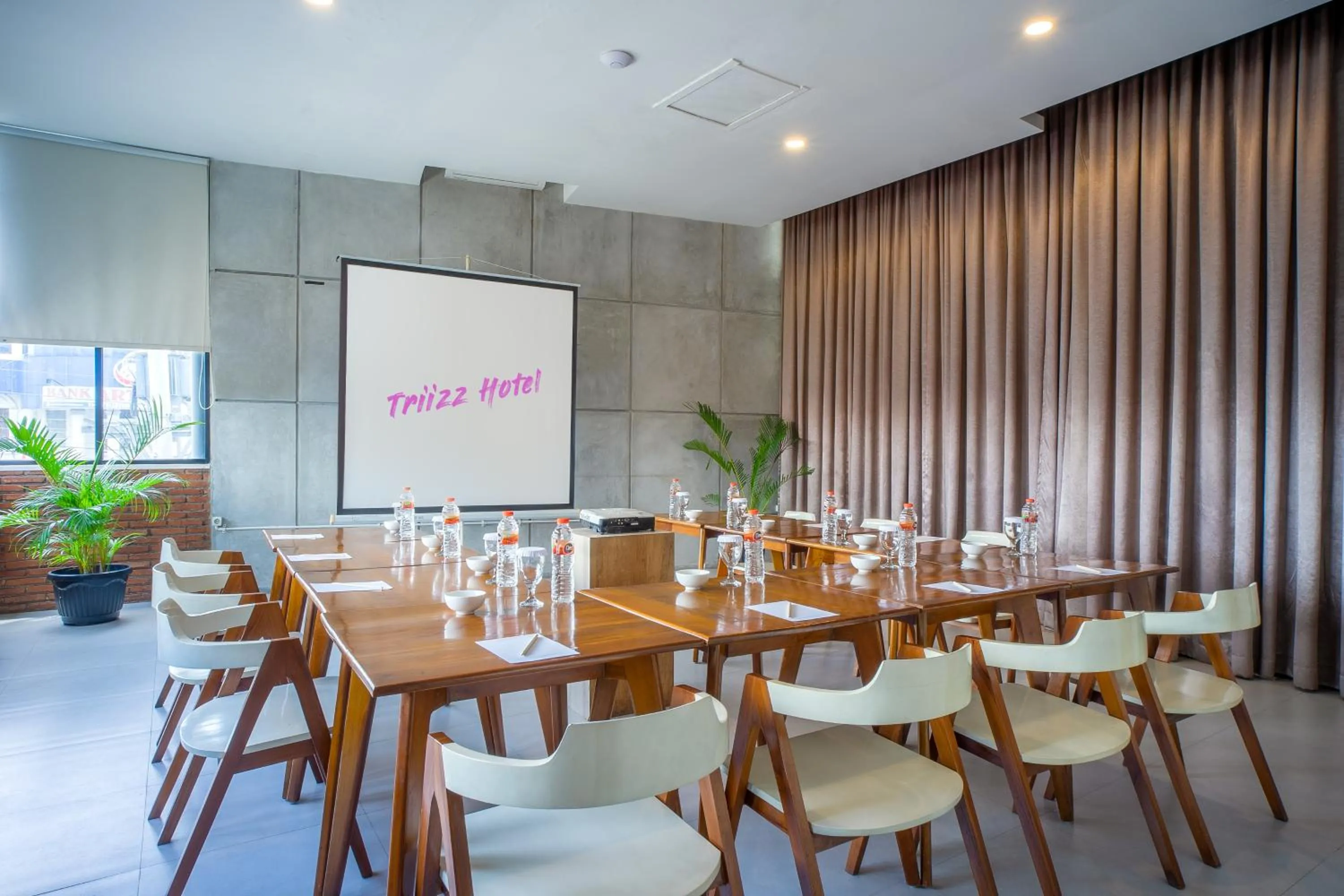 Restaurant/places to eat in Triizz Hotel Semarang