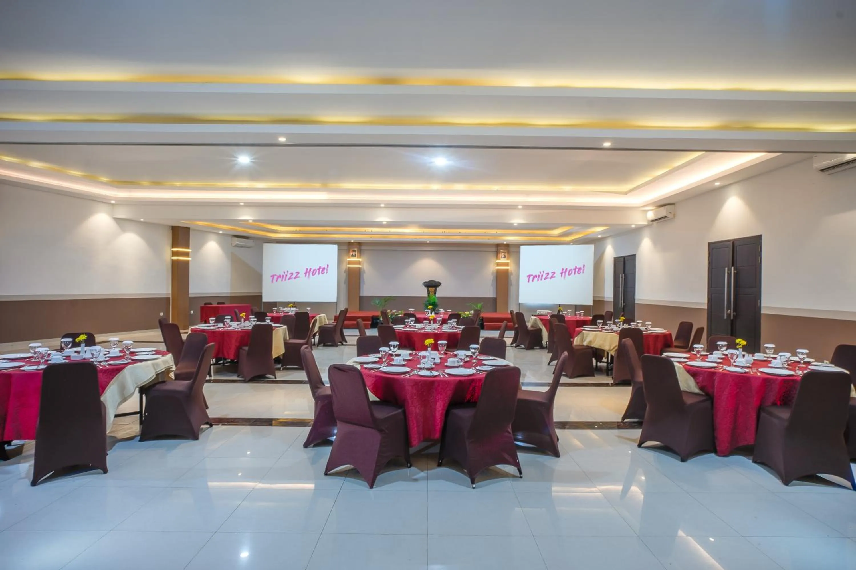 Restaurant/places to eat in Triizz Hotel Semarang