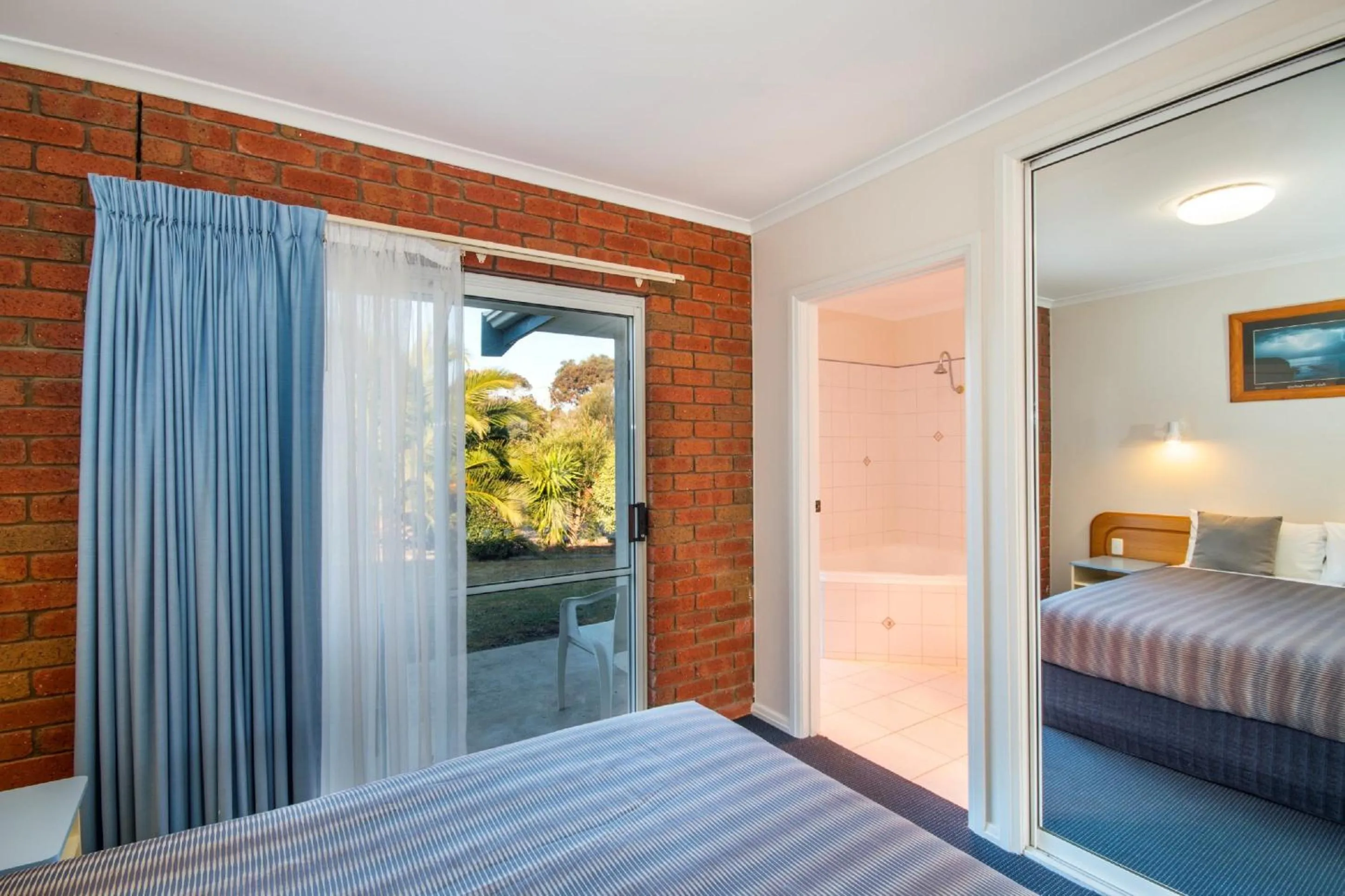 Photo of the whole room, Bed in Torquay Tropicana Motel