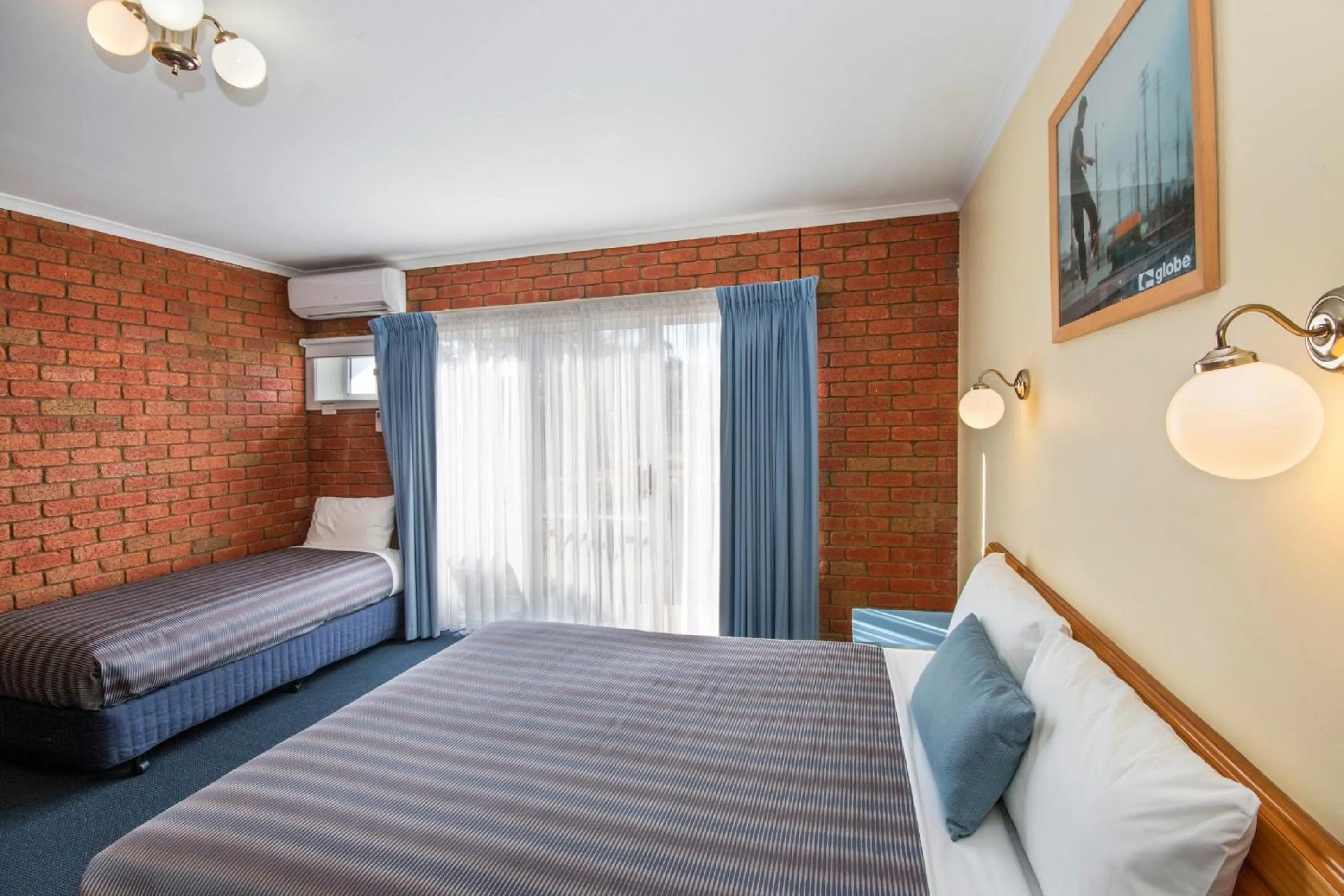 Photo of the whole room, Bed in Torquay Tropicana Motel