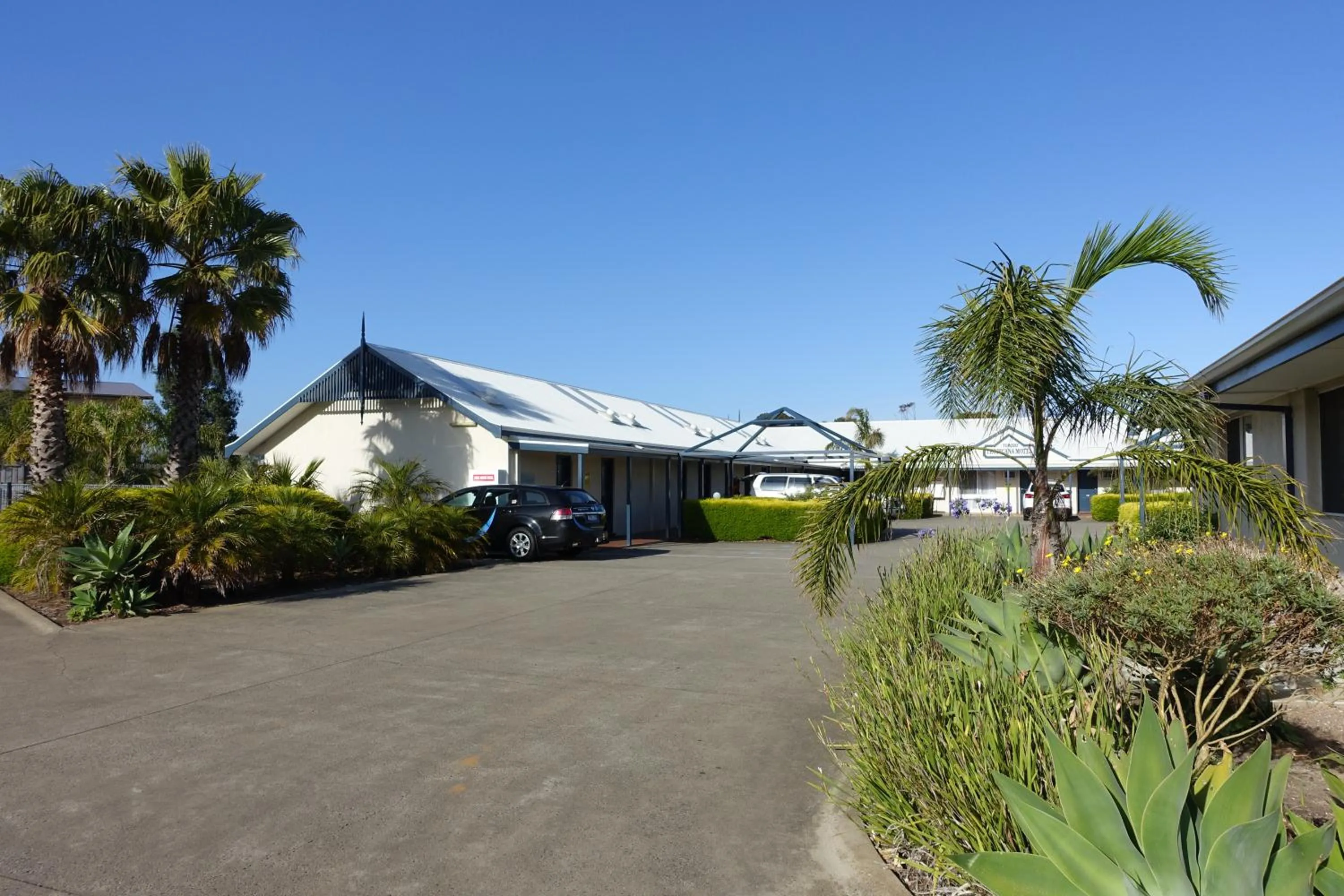 Property building in Torquay Tropicana Motel