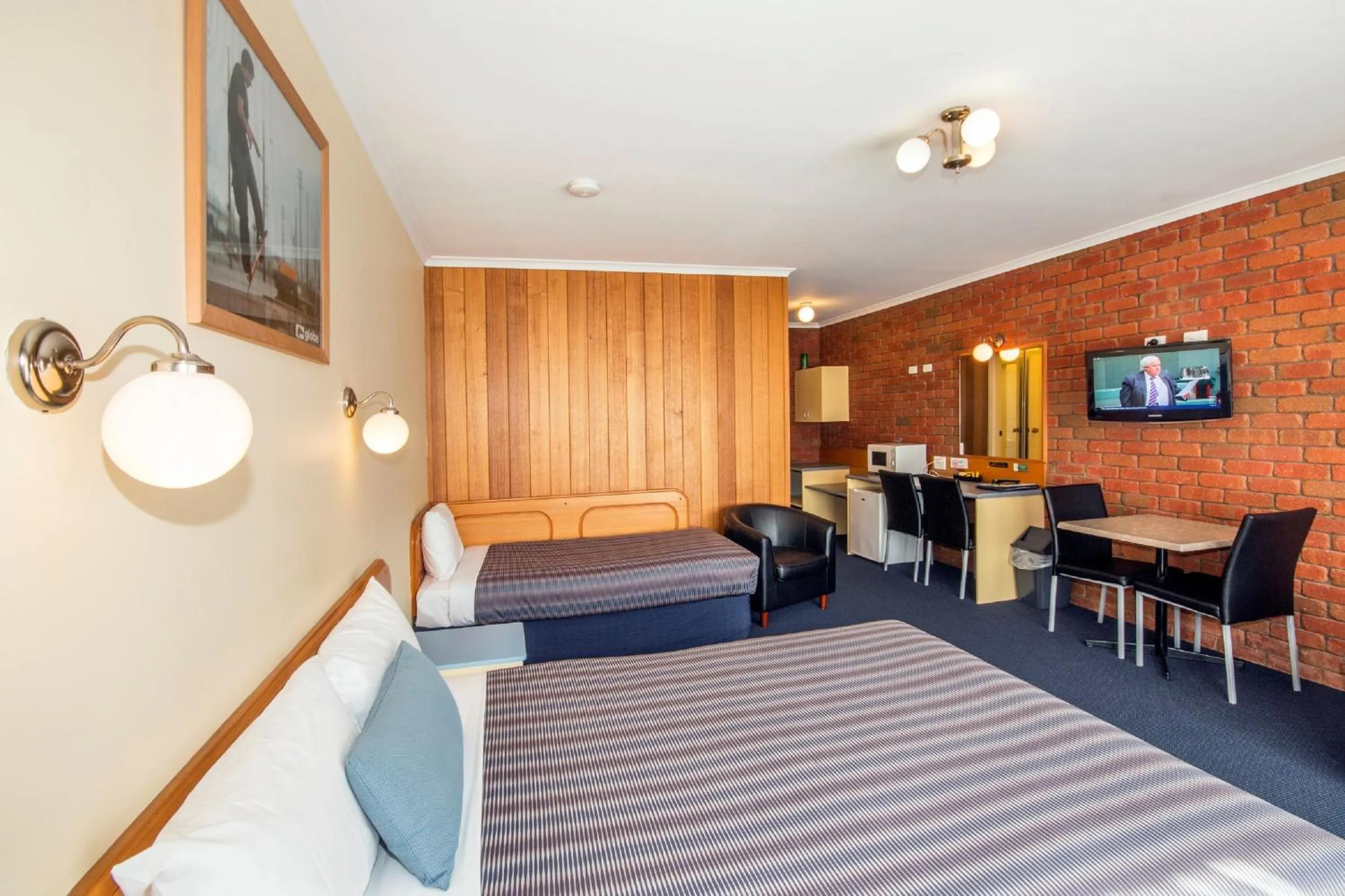 Photo of the whole room, Bed in Torquay Tropicana Motel