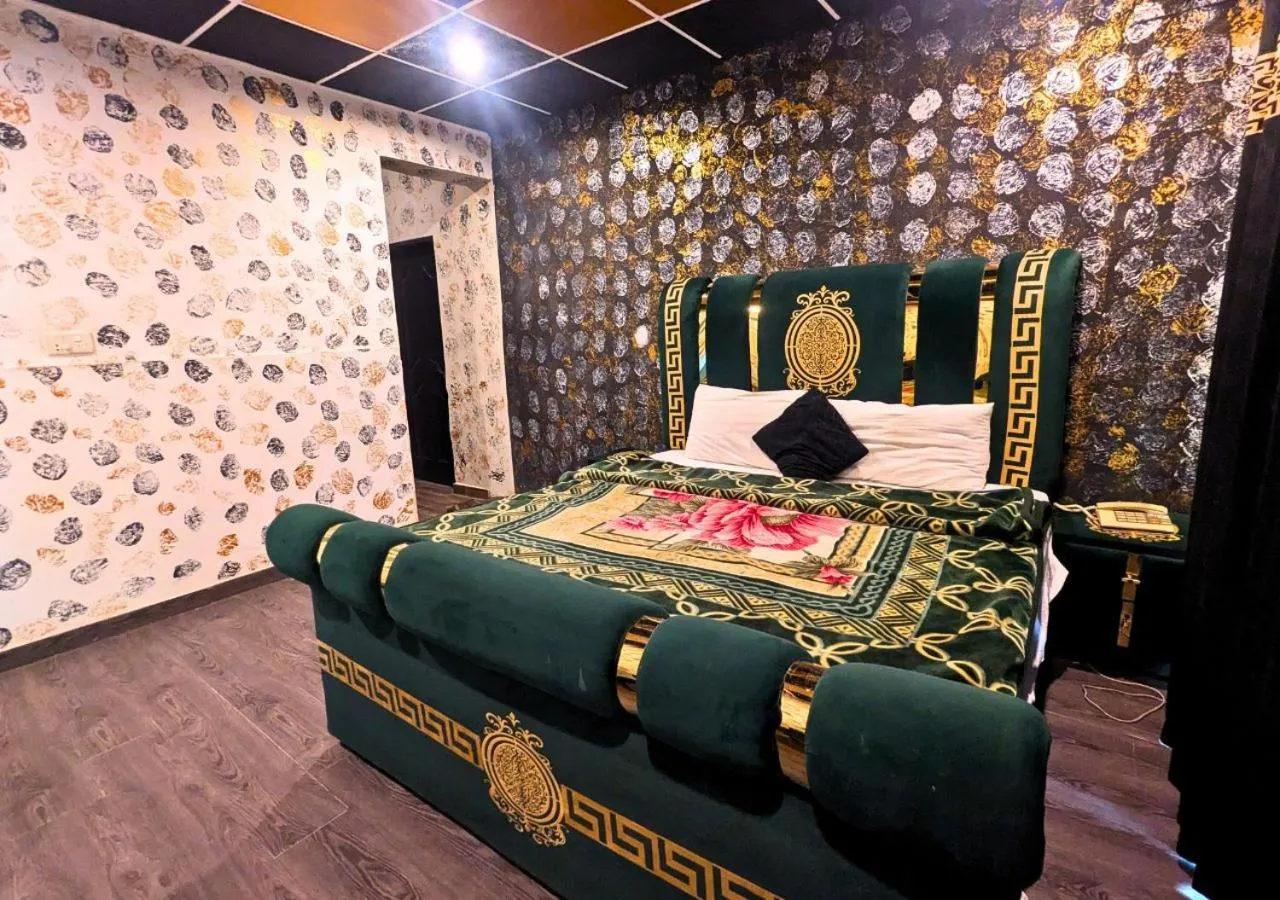 Bed in Hotel Hayat Palace Gulberg