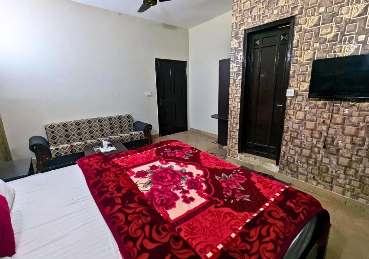 Bed in Hotel Hayat Palace Gulberg