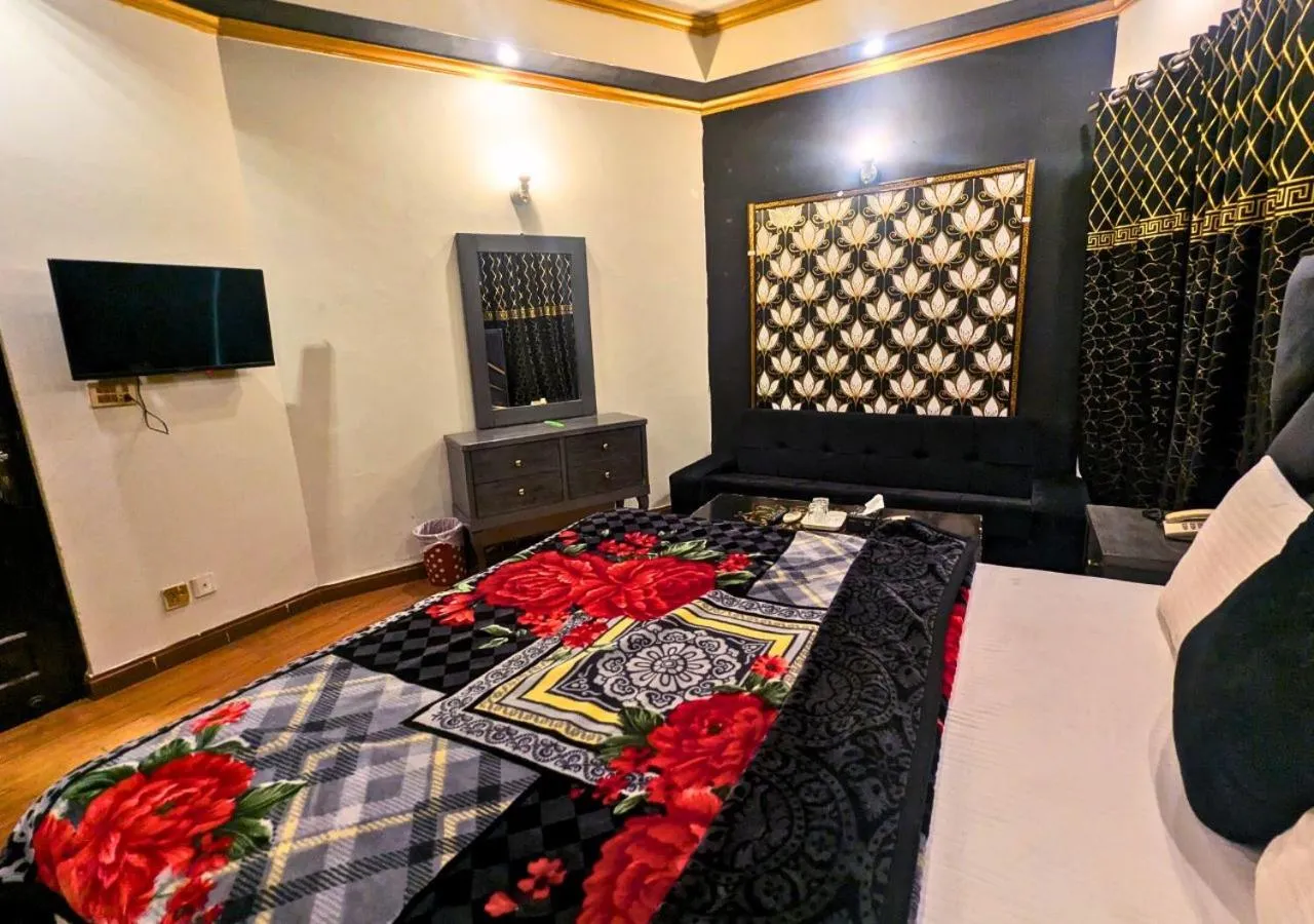 Bed in Hotel Hayat Palace Gulberg