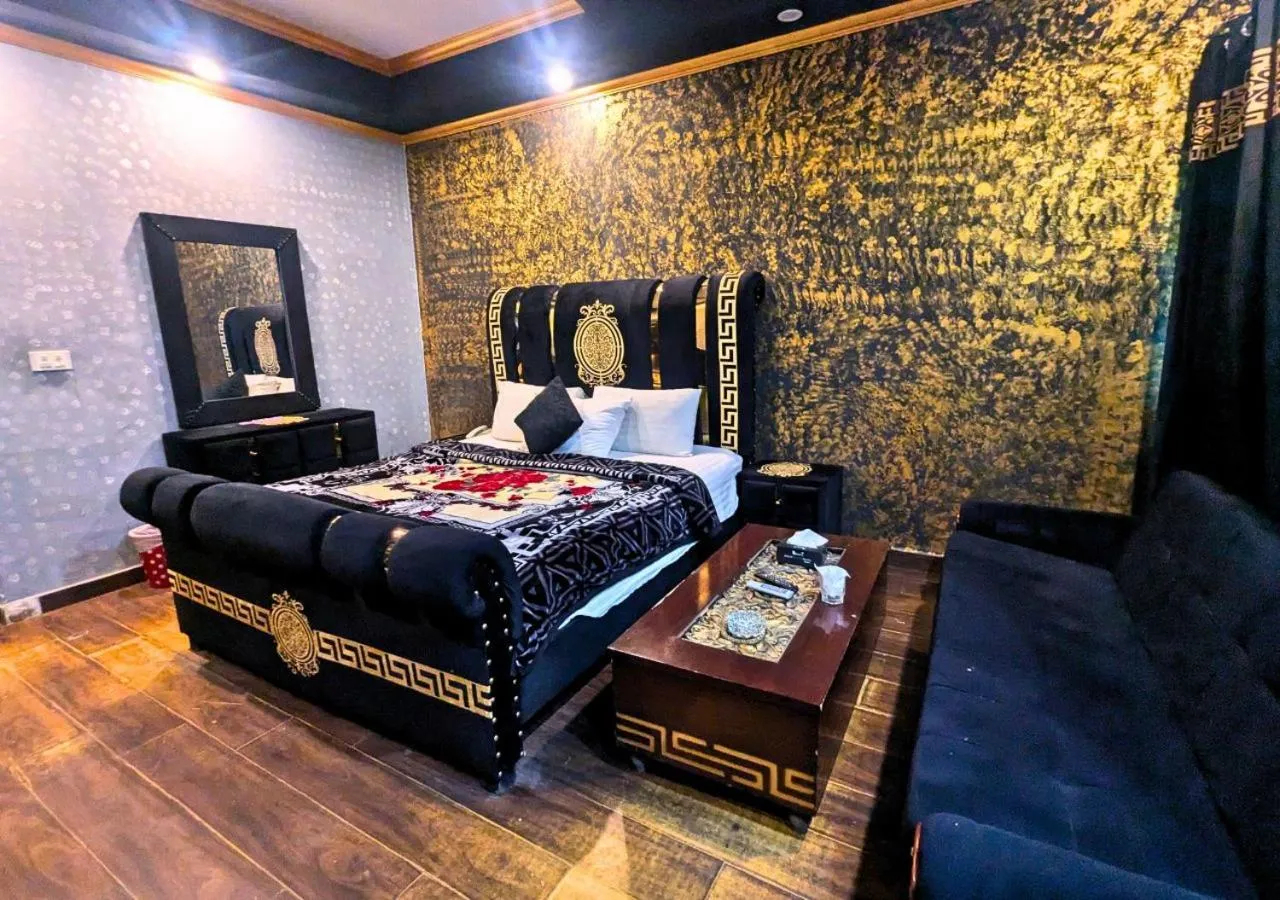 Bed in Hotel Hayat Palace Gulberg