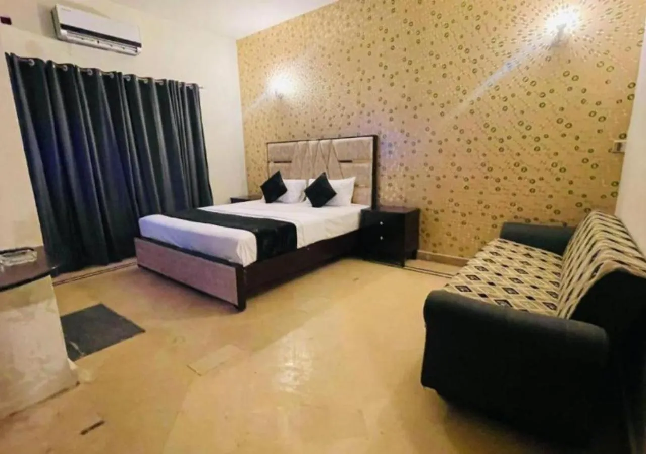 Bed in Hotel Hayat Palace Gulberg