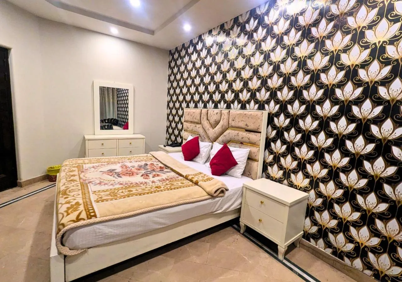 Bed in Hotel Hayat Palace Gulberg