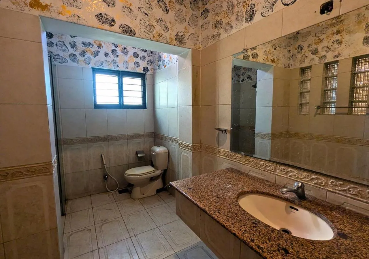 Shower in Hotel Hayat Palace Gulberg