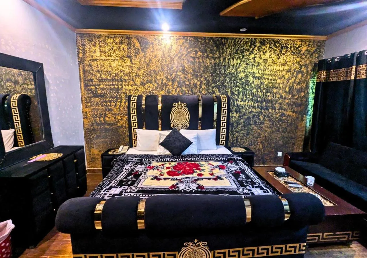 Bed in Hotel Hayat Palace Gulberg