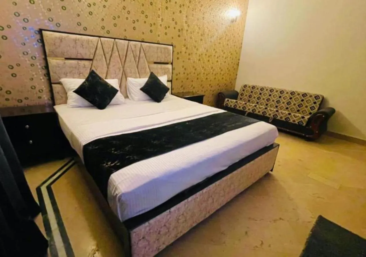 Bed in Hotel Hayat Palace Gulberg