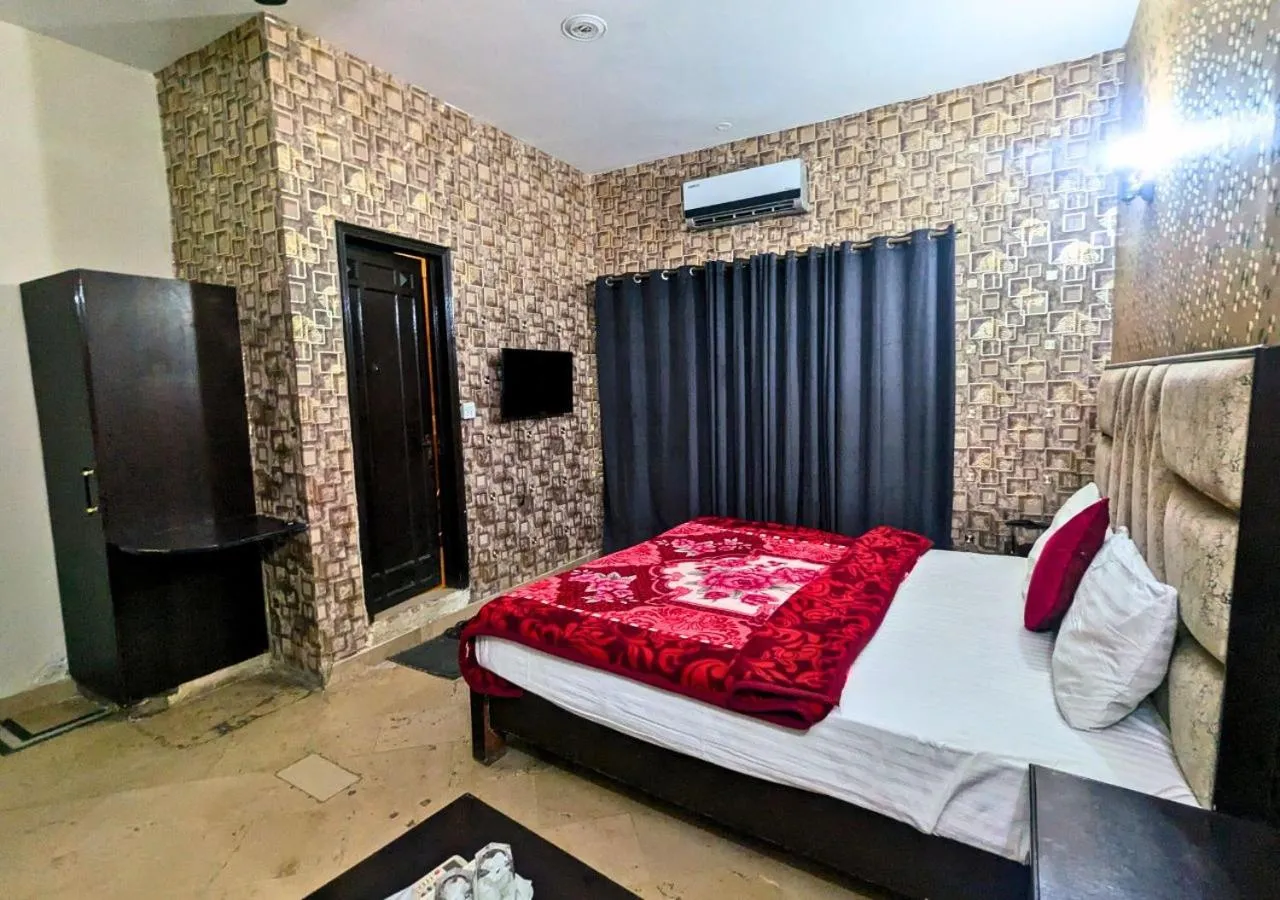 Bed in Hotel Hayat Palace Gulberg