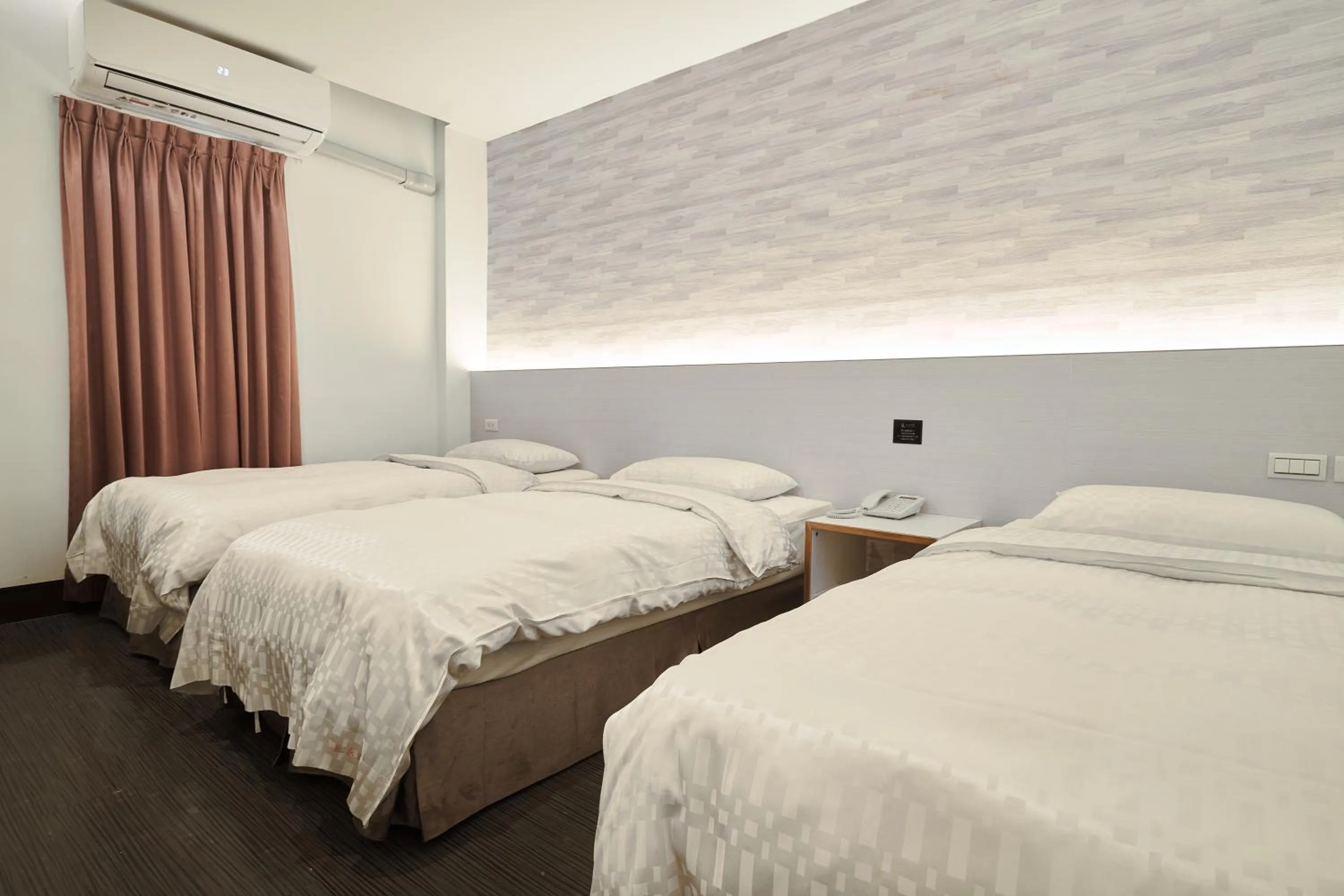 Property building, Bed in Yung An Business Hotel