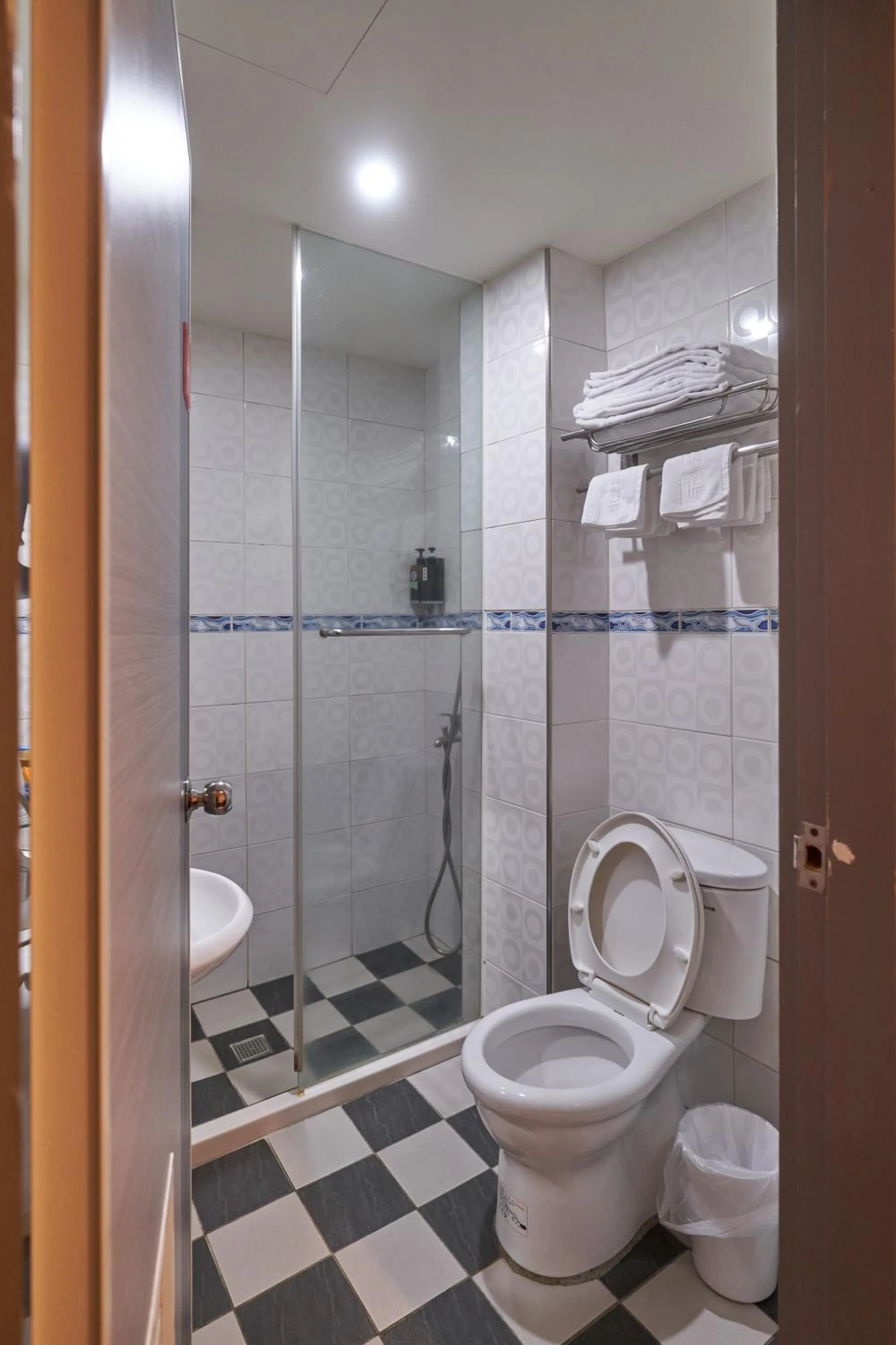 Shower in Yung An Business Hotel