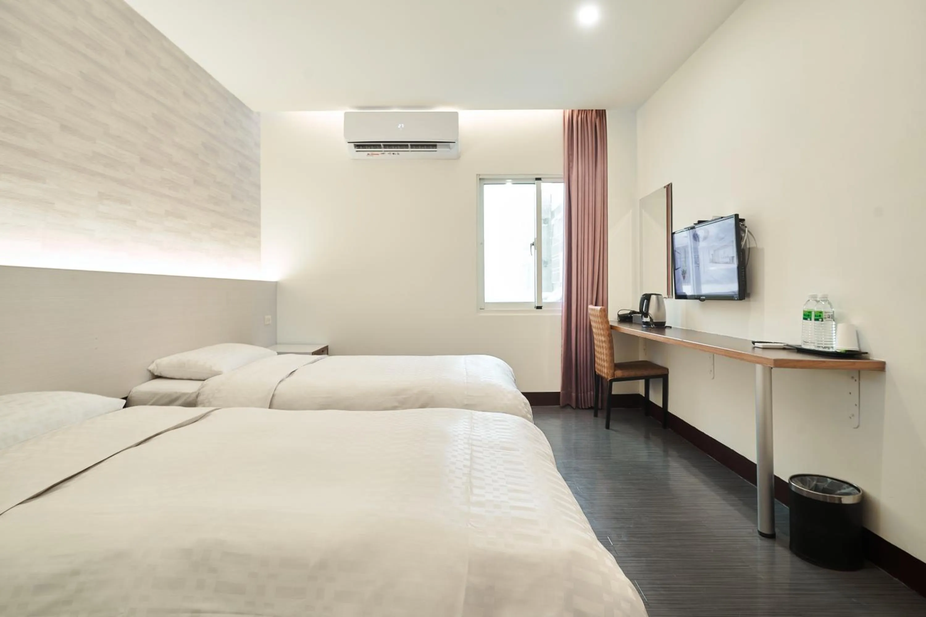 Property building, Bed in Yung An Business Hotel
