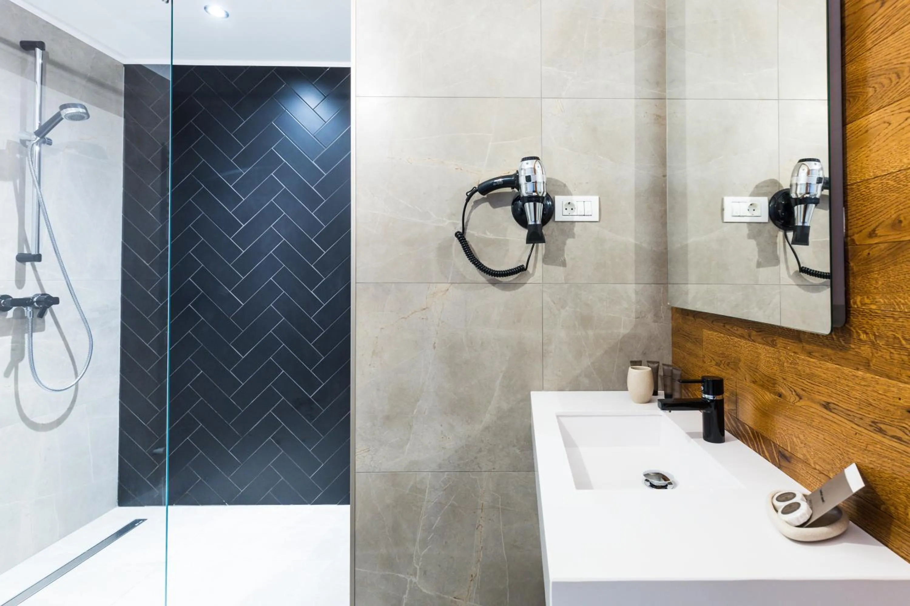 Shower in UpperHouse Suites & More