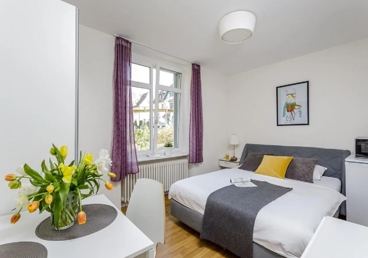 Photo of the whole room, Bed in Rent a Home Delsbergerallee - Self Check-In