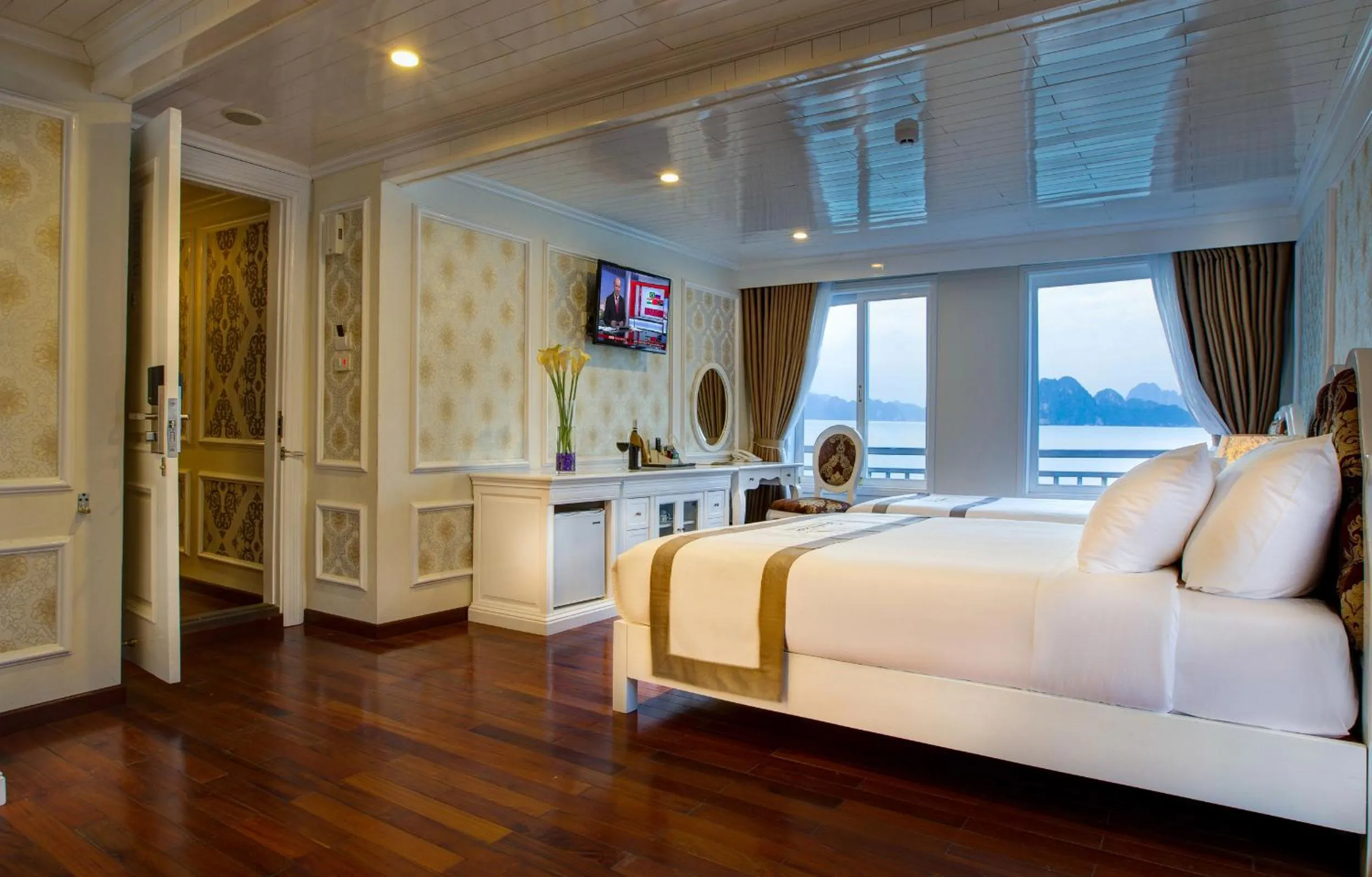 Photo of the whole room, Bed in Signature Royal Halong Cruise