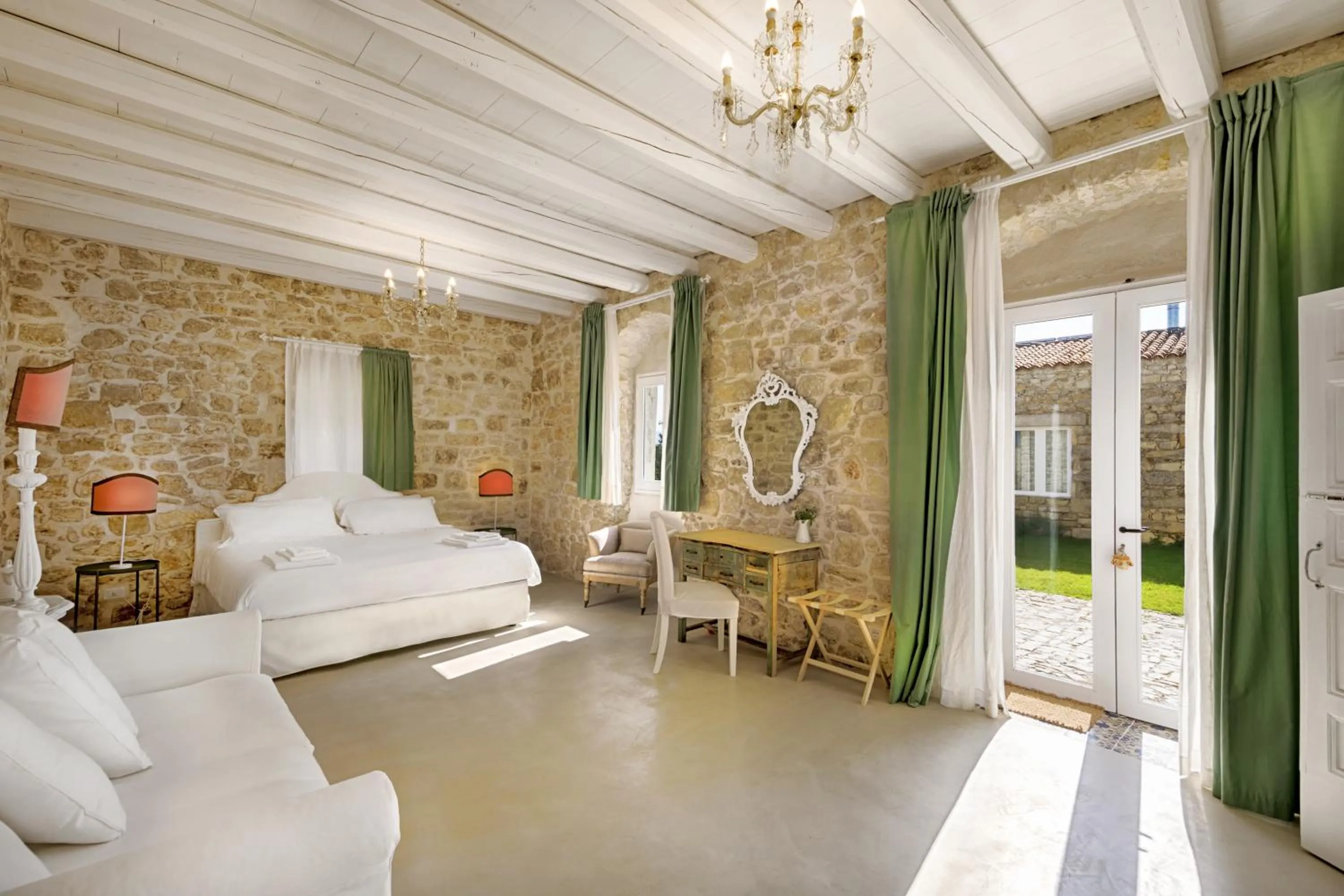 Photo of the whole room, Bed in Baglio Occhipinti