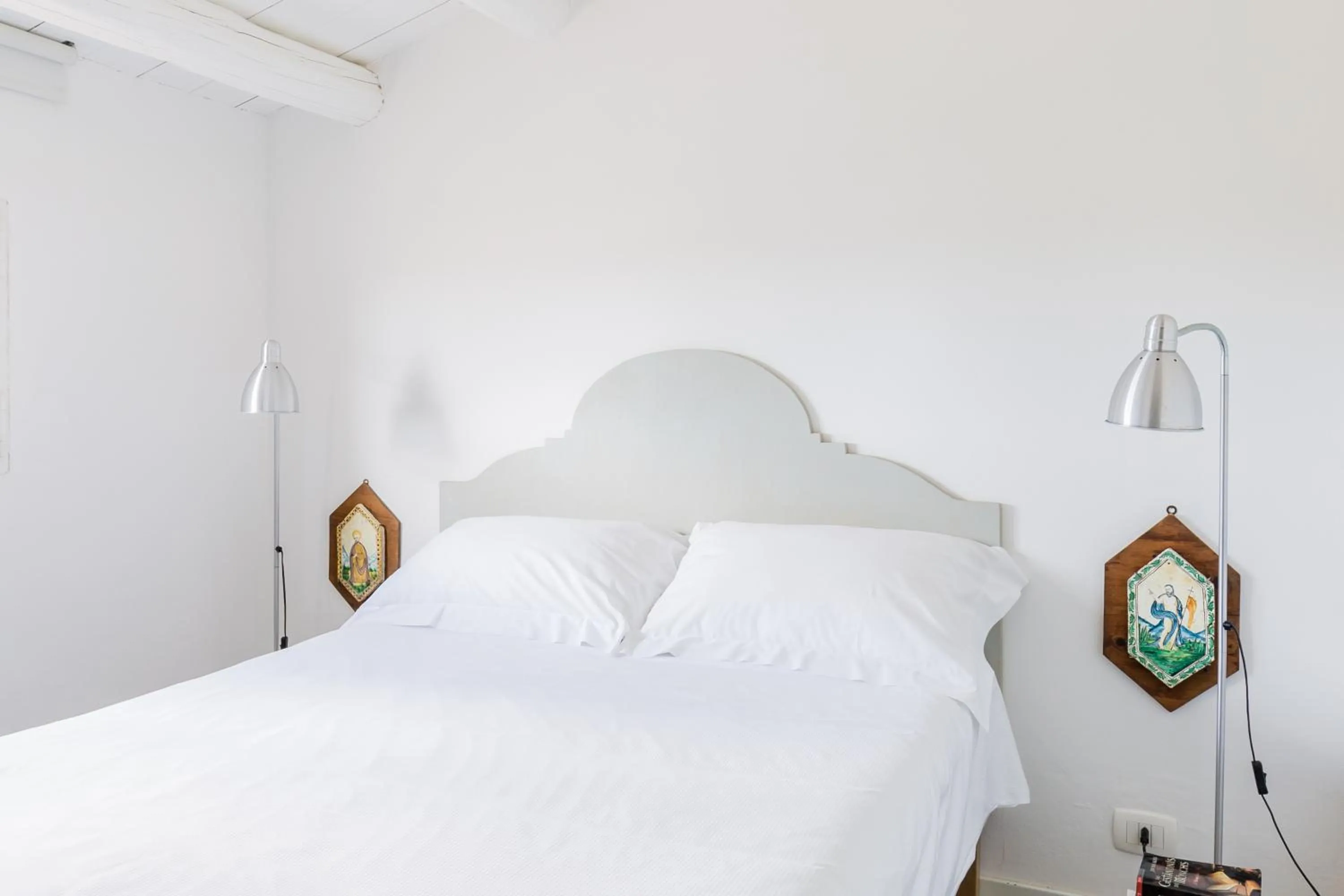 Photo of the whole room, Bed in Baglio Occhipinti