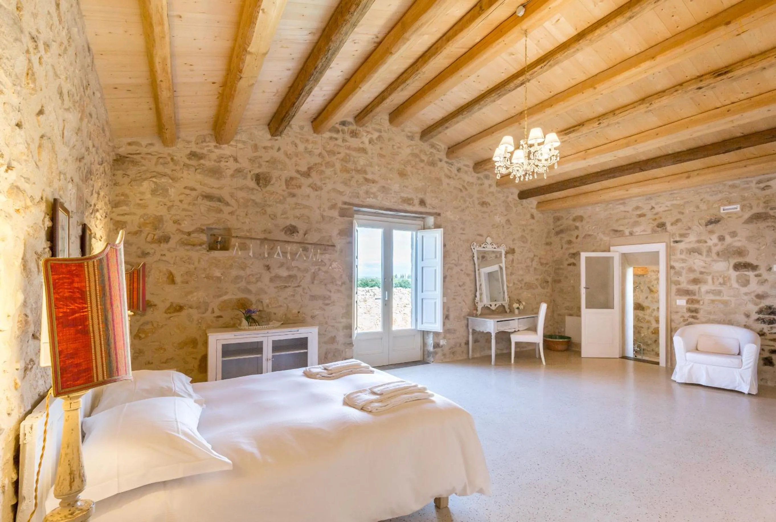 Photo of the whole room, Bed in Baglio Occhipinti