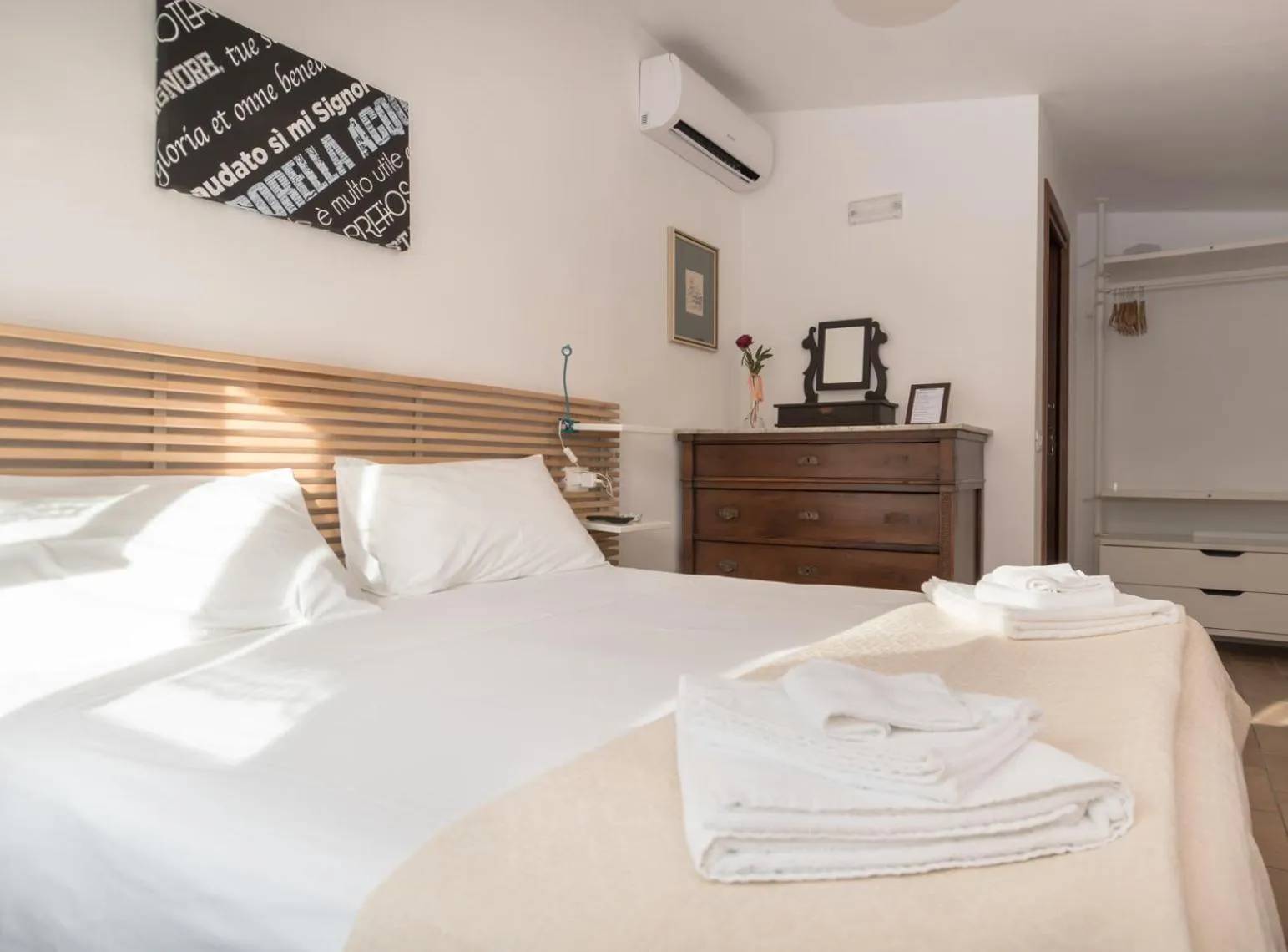 Shower, Bed in B&B Cantico Delle Creature